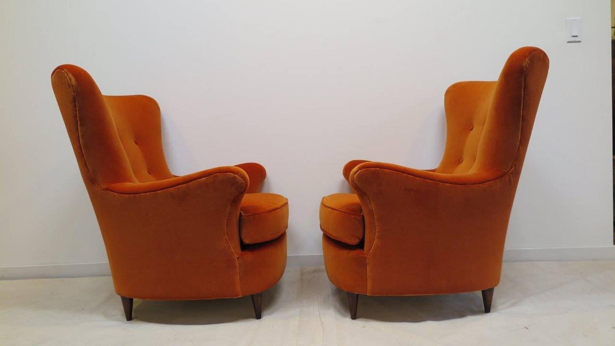 Pair of Italian armchairs reupholstered in burnt orange velvet designed by Angeli Renato and Claudio Olivieri.
A similar model can be seen on illustration 184 of R. Aloi Esempi di Arradamento sedie et divani.