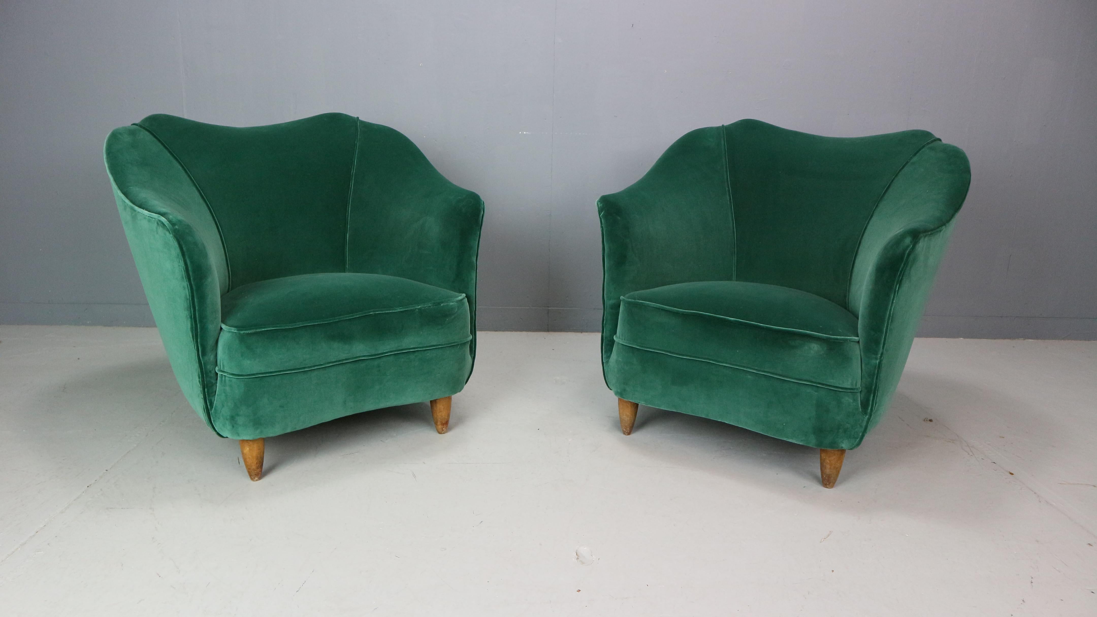 Mid-Century Modern Pair of velvet armchairs in the style of Gio Ponti, Italy 1940s For Sale