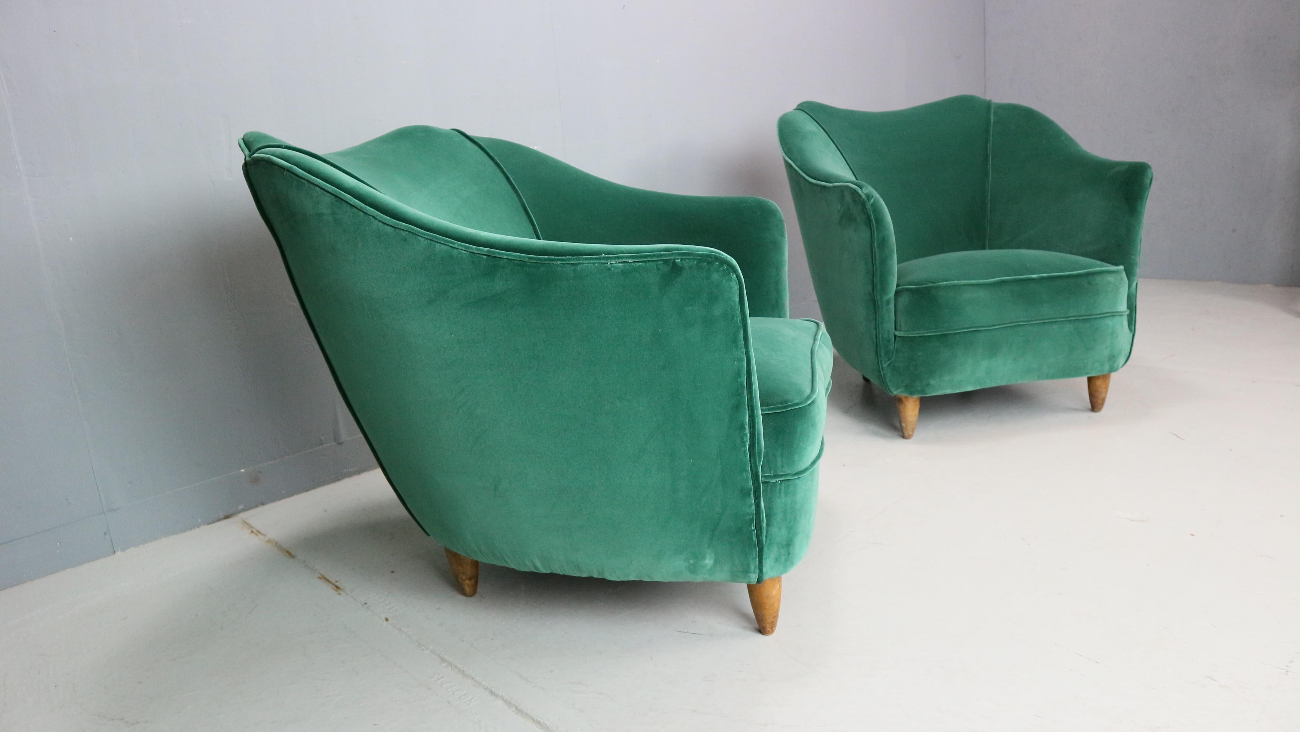 Italian Pair of velvet armchairs in the style of Gio Ponti, Italy 1940s For Sale