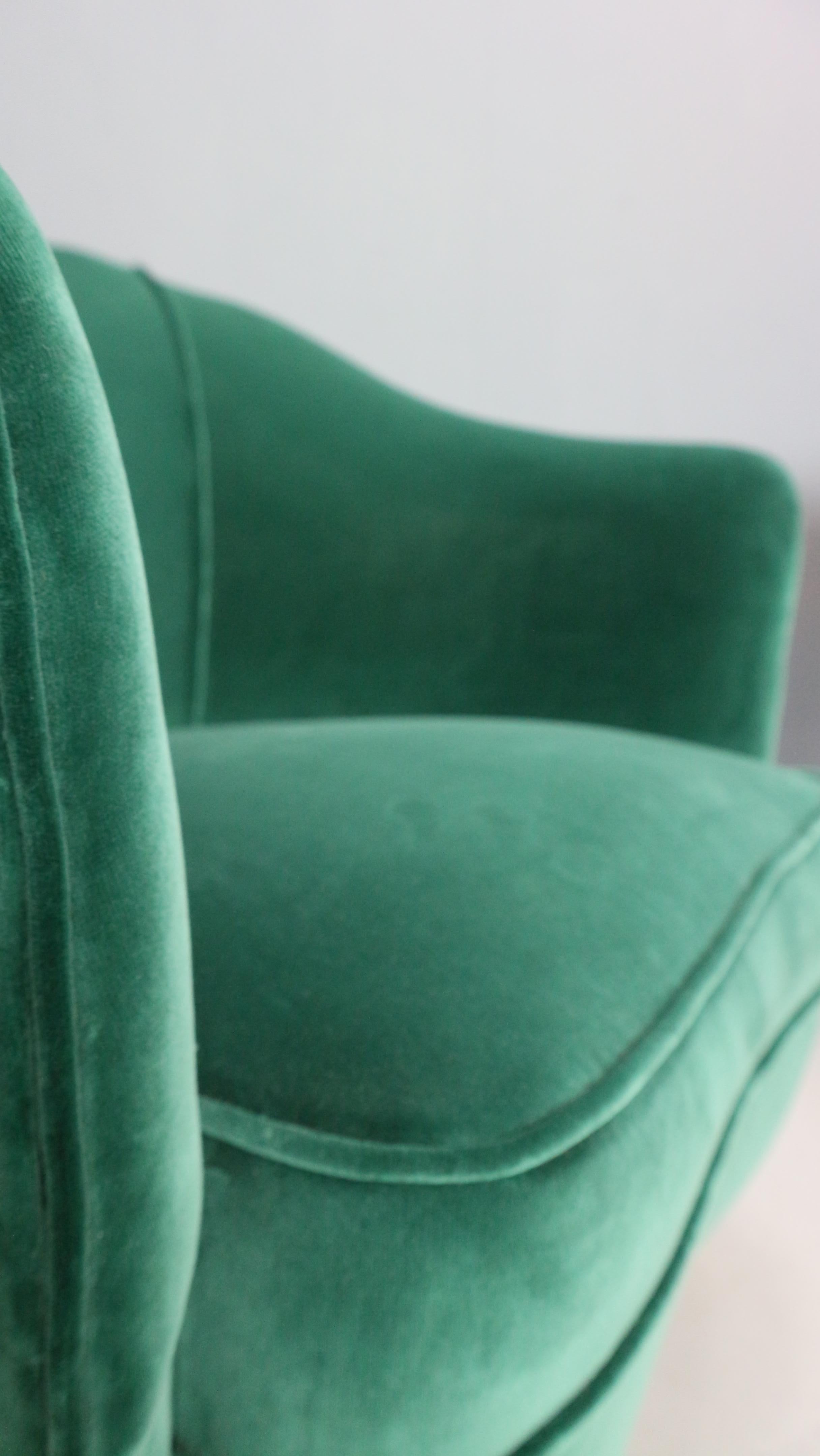 20th Century Pair of velvet armchairs in the style of Gio Ponti, Italy 1940s For Sale