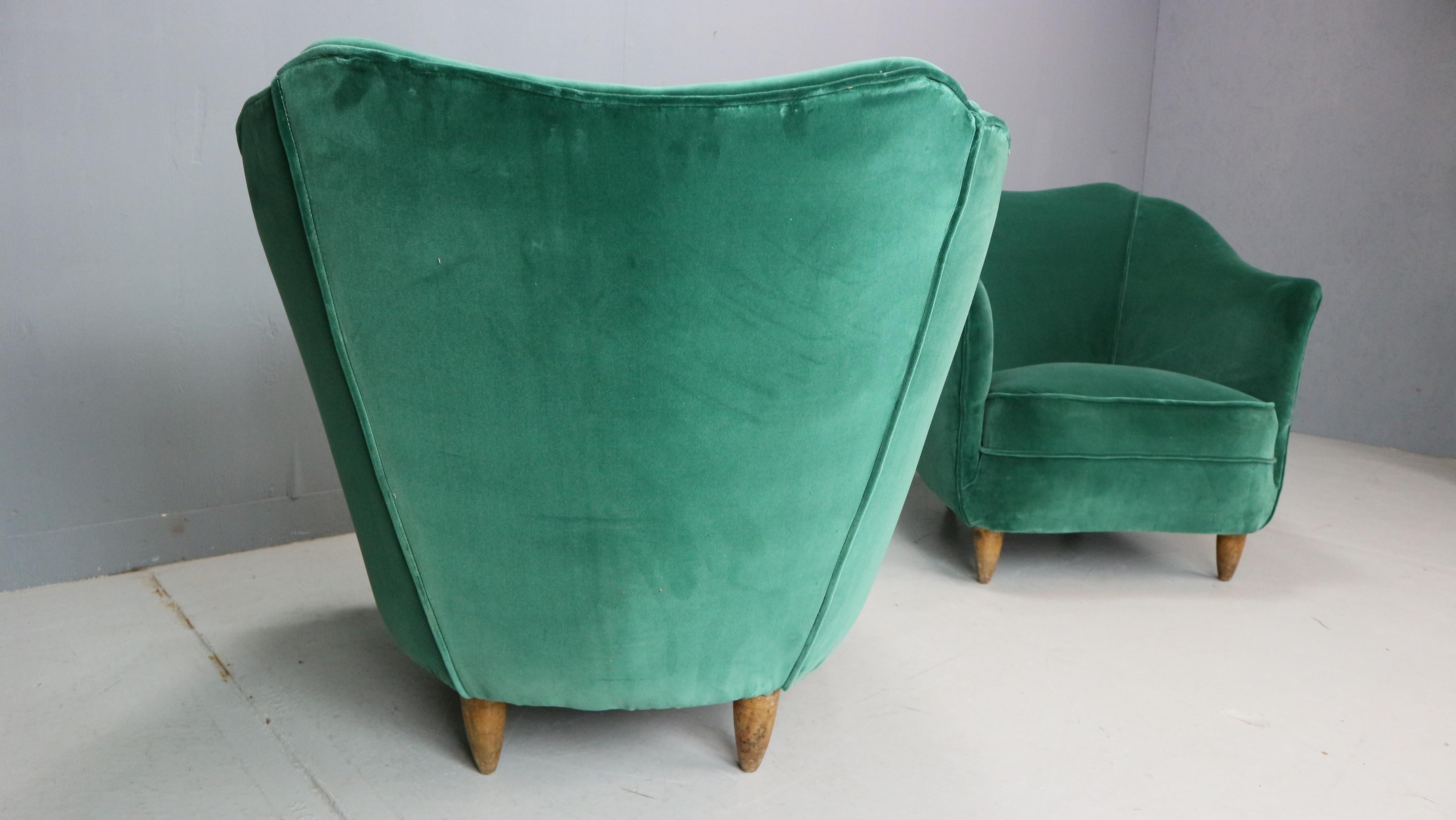 Velvet Pair of velvet armchairs in the style of Gio Ponti, Italy 1940s For Sale