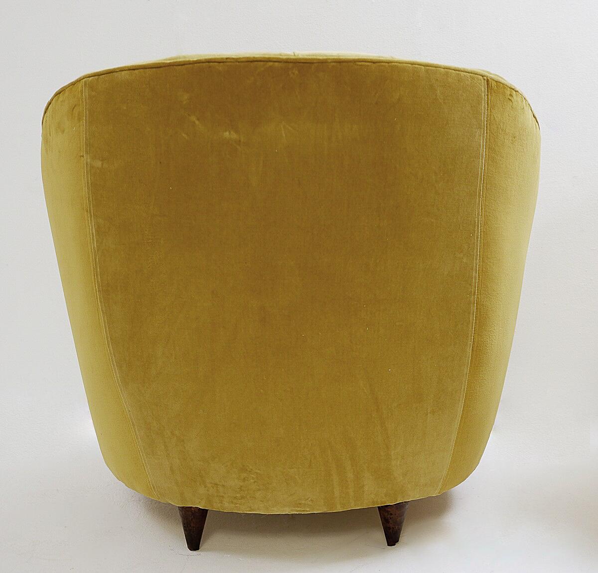  Pair of Velvet Armchairs in the style of Gio Ponti, Italy, 1950s For Sale 4