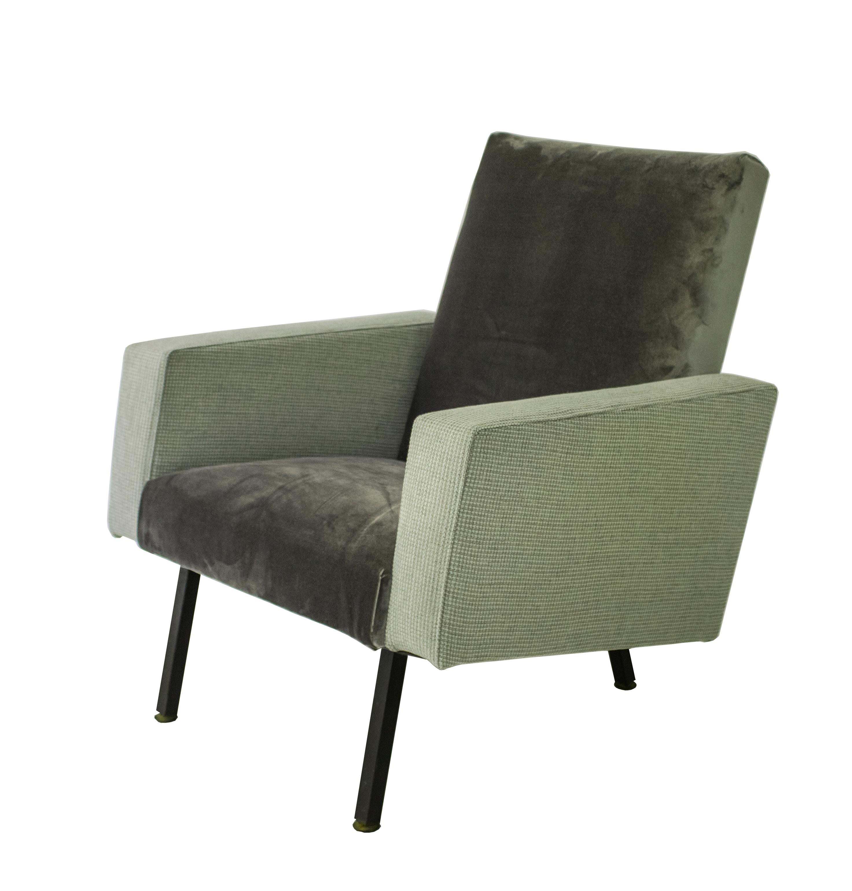 Pareja de sillones italianos. Fabricados sobre un armazón de metal y madera, están tapizados a mano en tela de terciopelo gris verdoso en contraste en el asiento y el respaldo, con reposabrazos en tela verde geométrica. Las patas son de tubo de