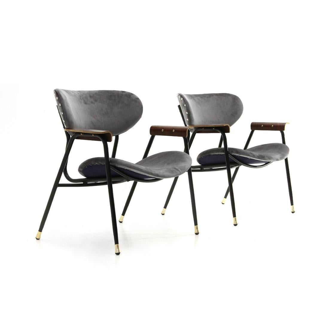 Pair of Italian-made armchairs produced in the 1950s.
Structure in curved and black painted metal tubing.
Seat and back in curved plywood padded and lined with new velvet fabric.
Armrests in curved plywood.
Feet in brass-plated aluminum and