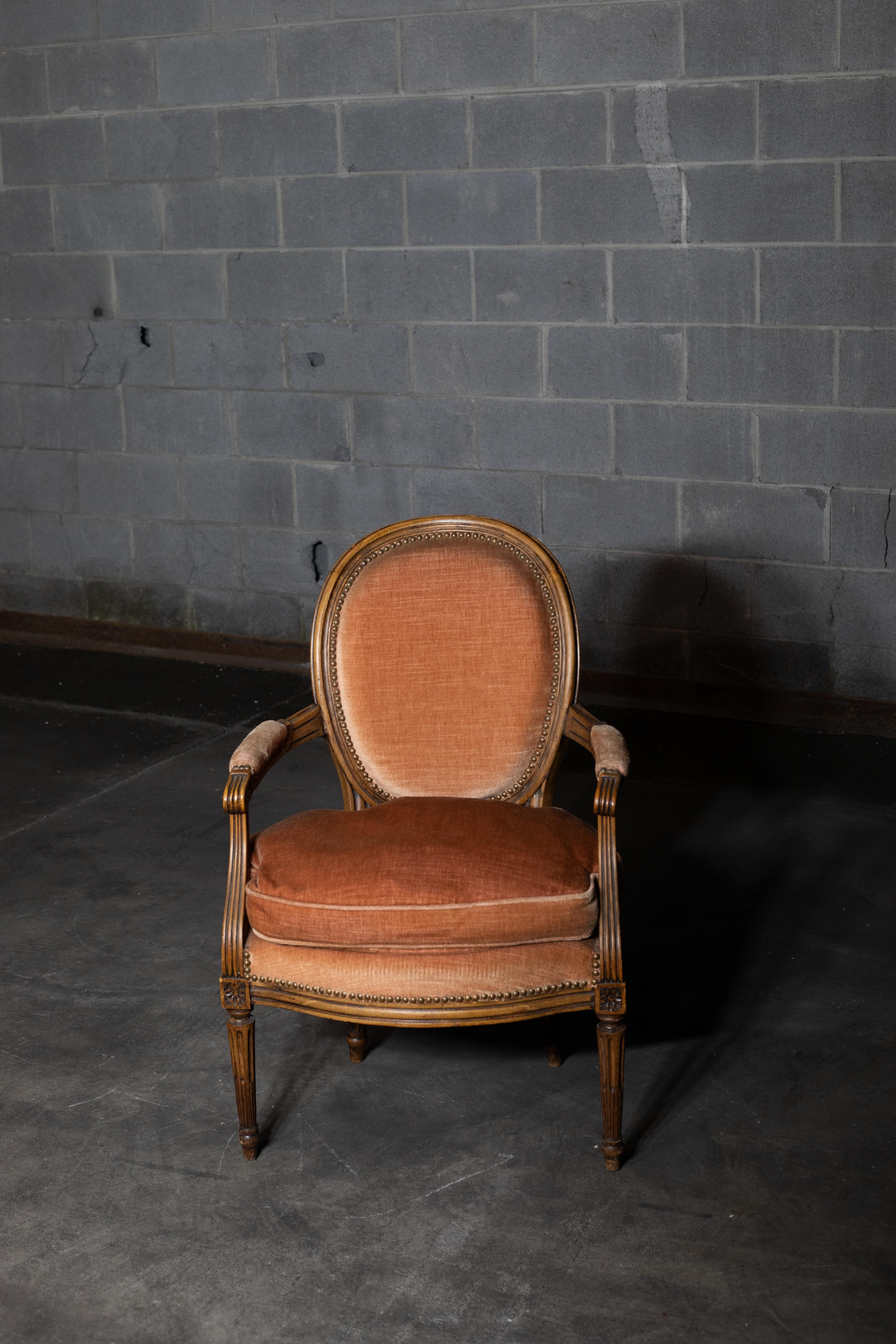 A pair of velvet and wooden chairs in the style of Louis XVI. Oval back chairs with fluted legs. In good condition! From Europe. Exact age unknown. 