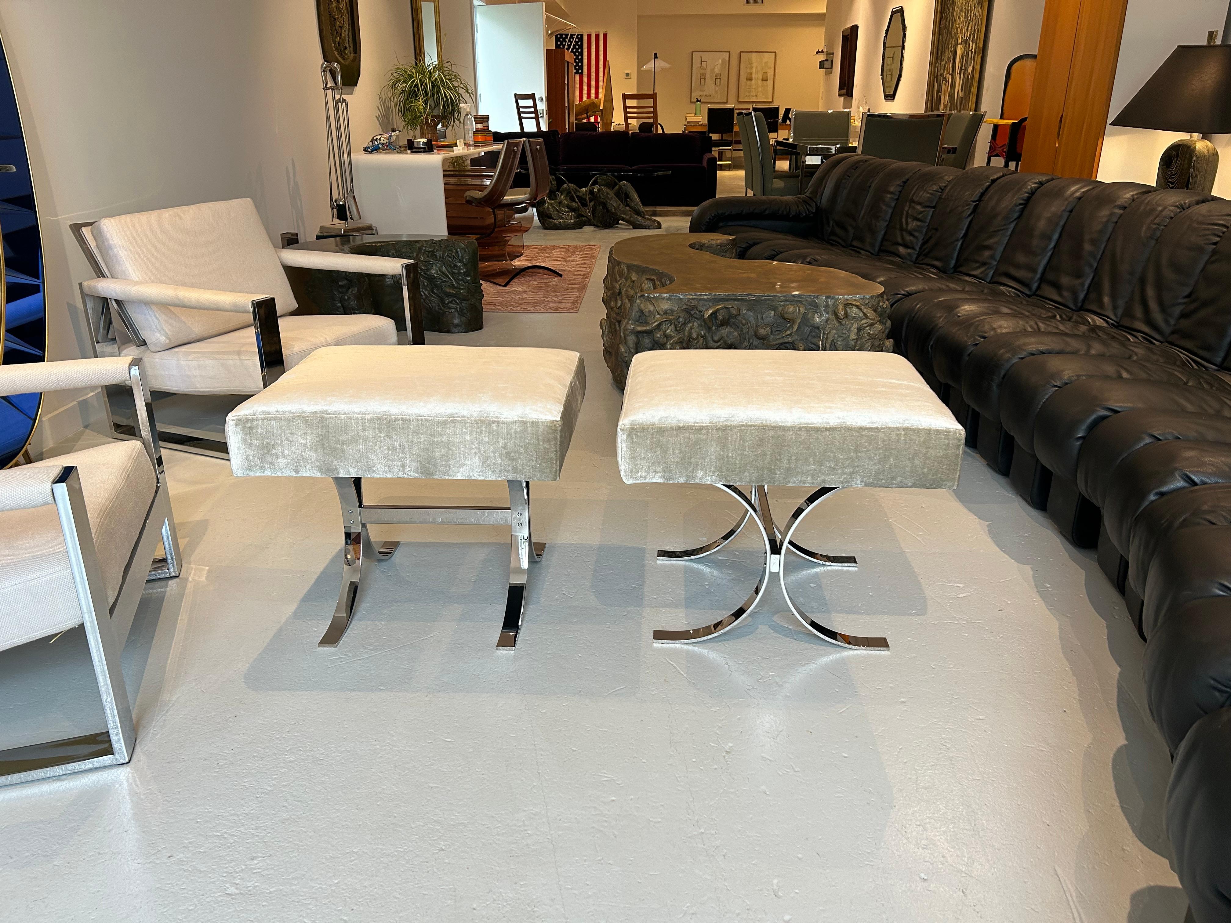 Coppia di pouf in velluto e acciaio cromato, con base a 2 vie In condizioni ottime in vendita a West Palm Beach, FL