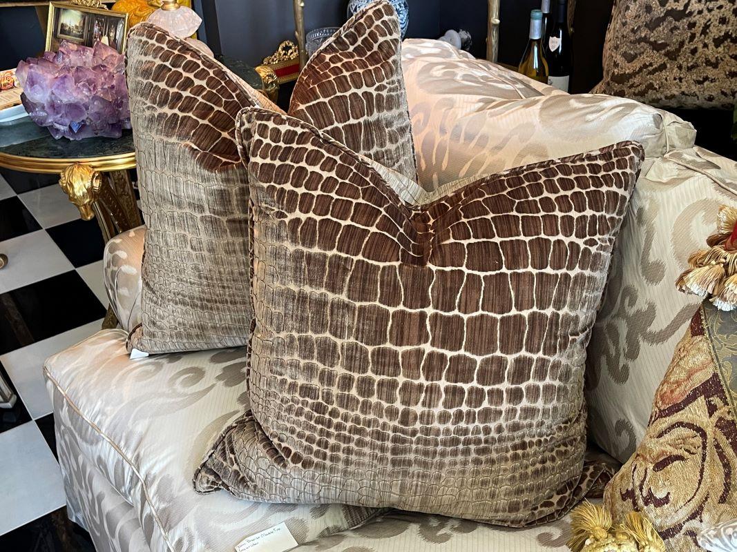 Coppia di cuscini in velluto marrone scuro e marrone scuro con stampa a blocchi in grassetto In condizioni Nuovo in vendita a Palm Beach, FL
