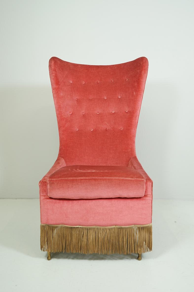 Ein Paar sehr seltene Sessel. Himbeerfarbener Samtbezug, Fransen, im Originalzustand. Die Vorderbeine sind aus Messing, die Hinterbeine aus Walnussholz.