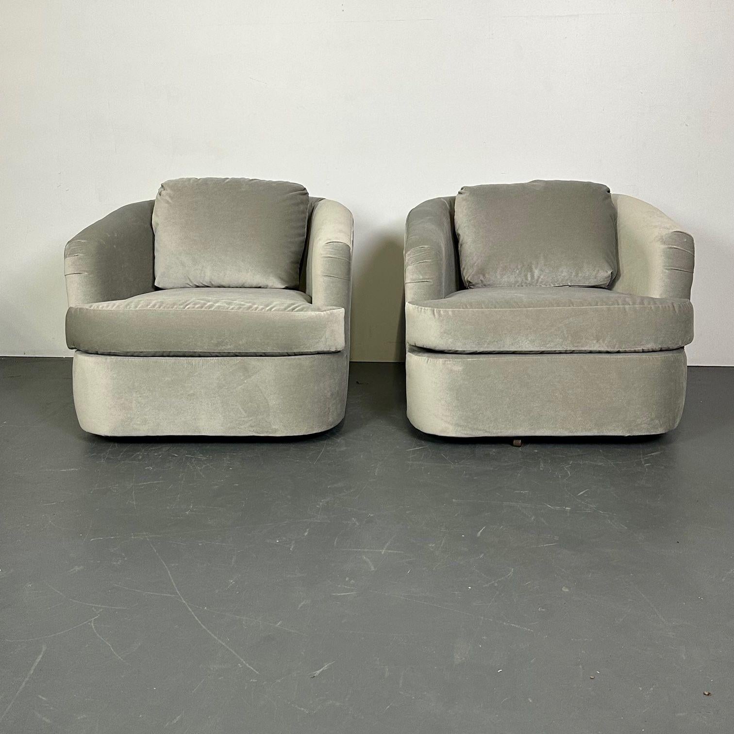 Late 20th Century Pair of Velvet Mid-Century Modern Milo Baughman Style Swivel / Lounge Chairs For Sale