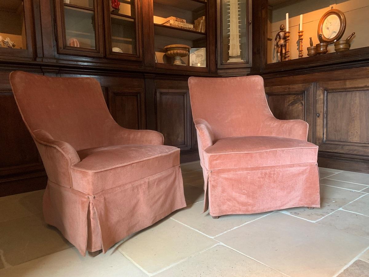 A pair of Spanish midcentury lounge chairs. This 'Crapeaud' or tub chair model is upholstered with soft pinkish brown velvet. The chairs are skillfully made with much eye for detail. A stained beech frame with elegant curves and proportions. Not too