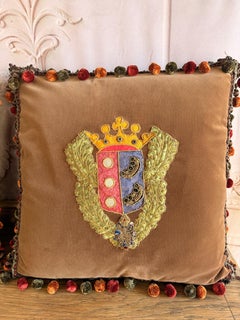 Paar Samtkissen mit metallischen und seidengestickten Wappen aus dem 19.