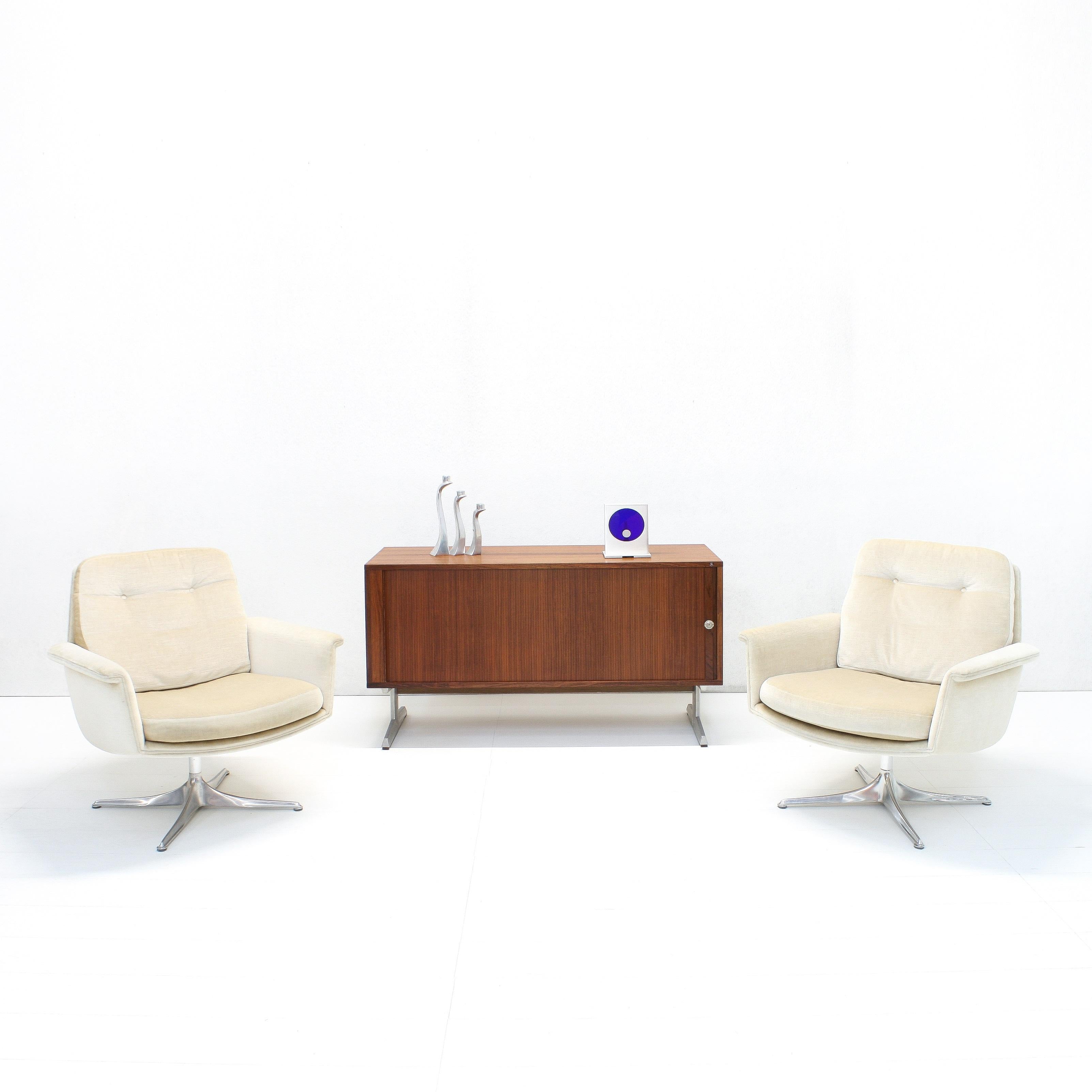 Wonderful pair of mid-century modern Sedia clubchairs designed by Horst Brüning for COR, Germany. Shell and loose cushions upholstered in soft cream velvet on a four-star aluminium base.