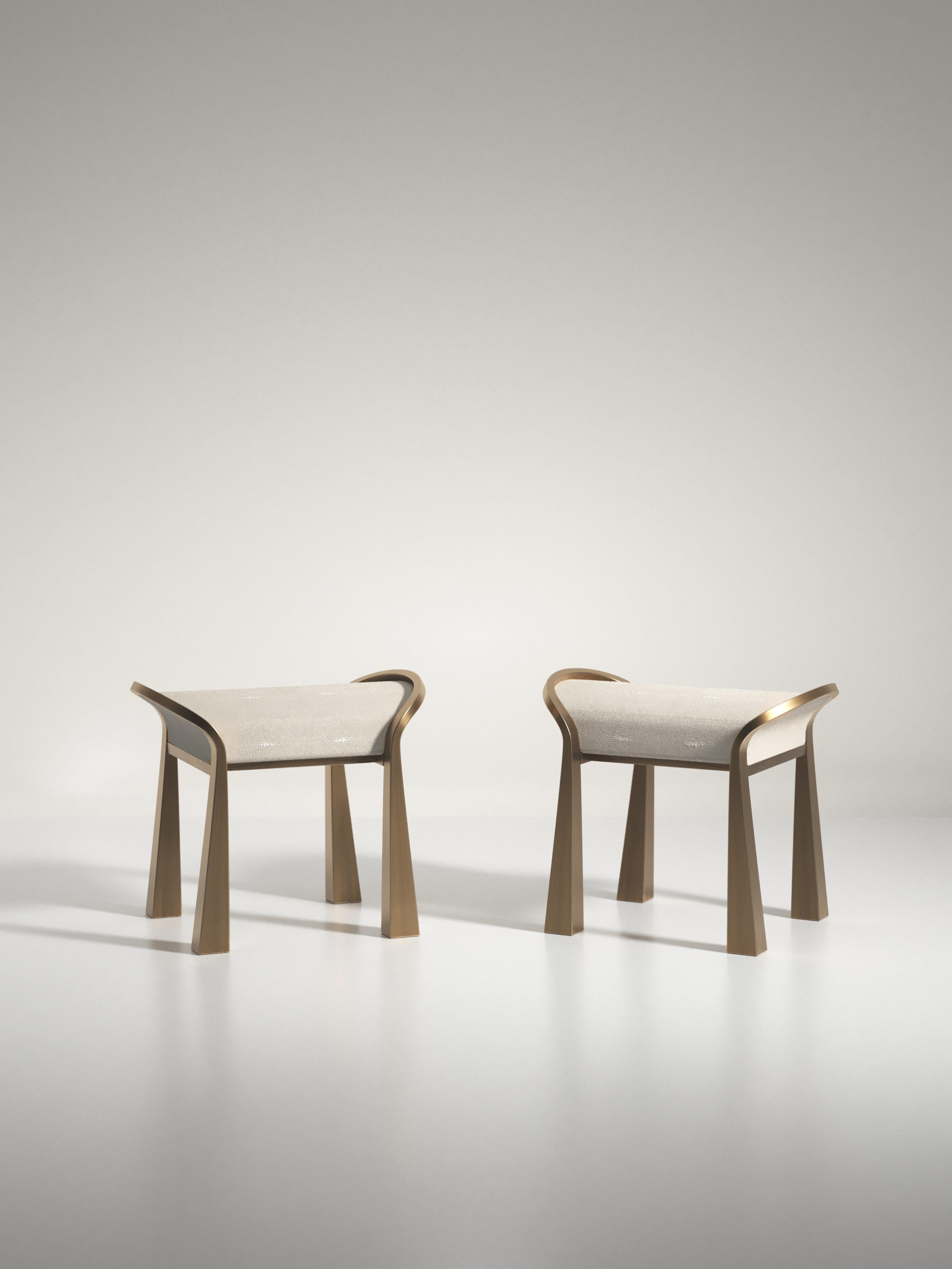 Coppia di sgabelli imbottiti in velluto con gambe scultoree in ottone di R & Y Augousti in vendita 3