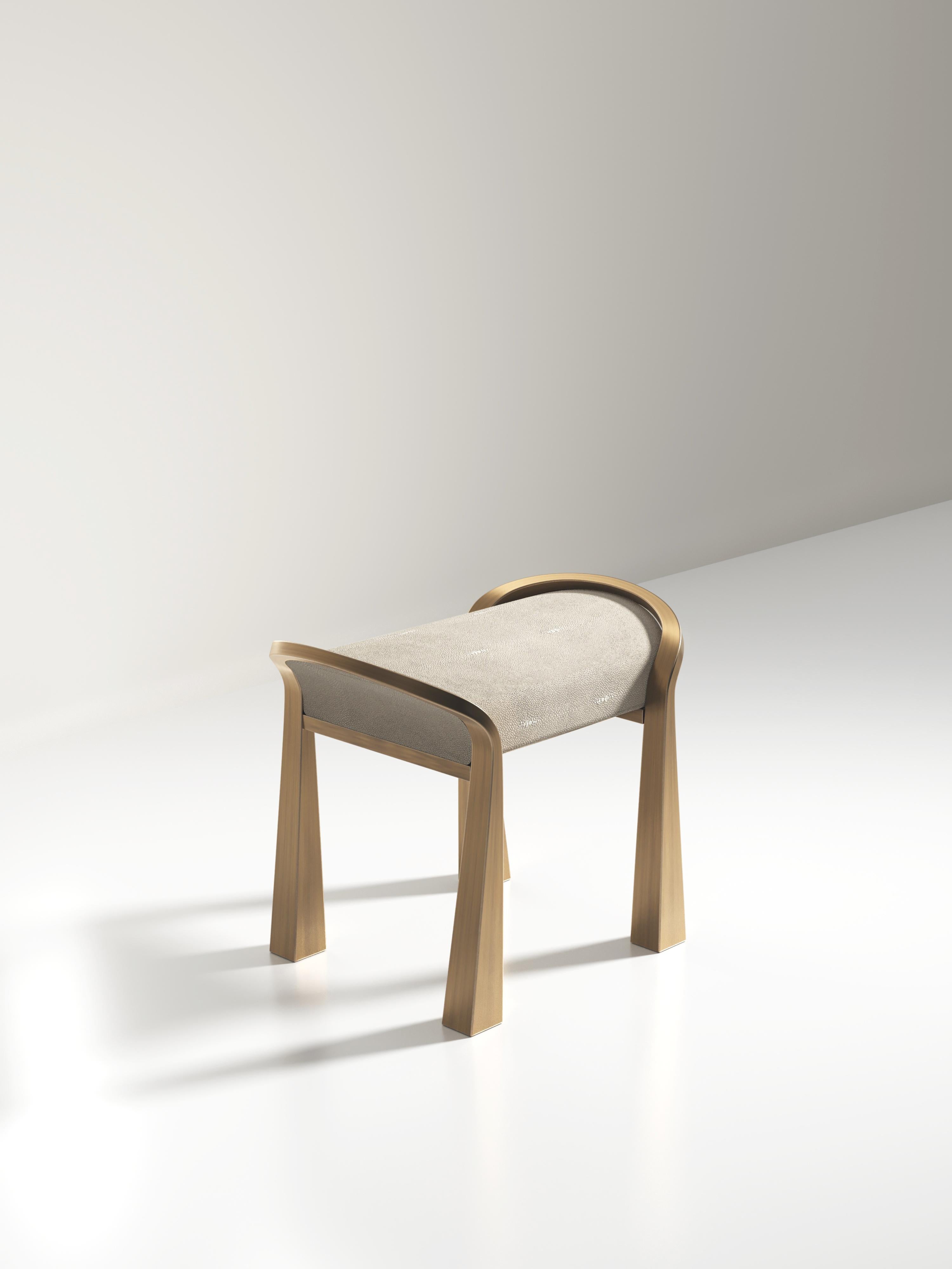 Coppia di sgabelli imbottiti in velluto con gambe scultoree in ottone di R & Y Augousti in vendita 4