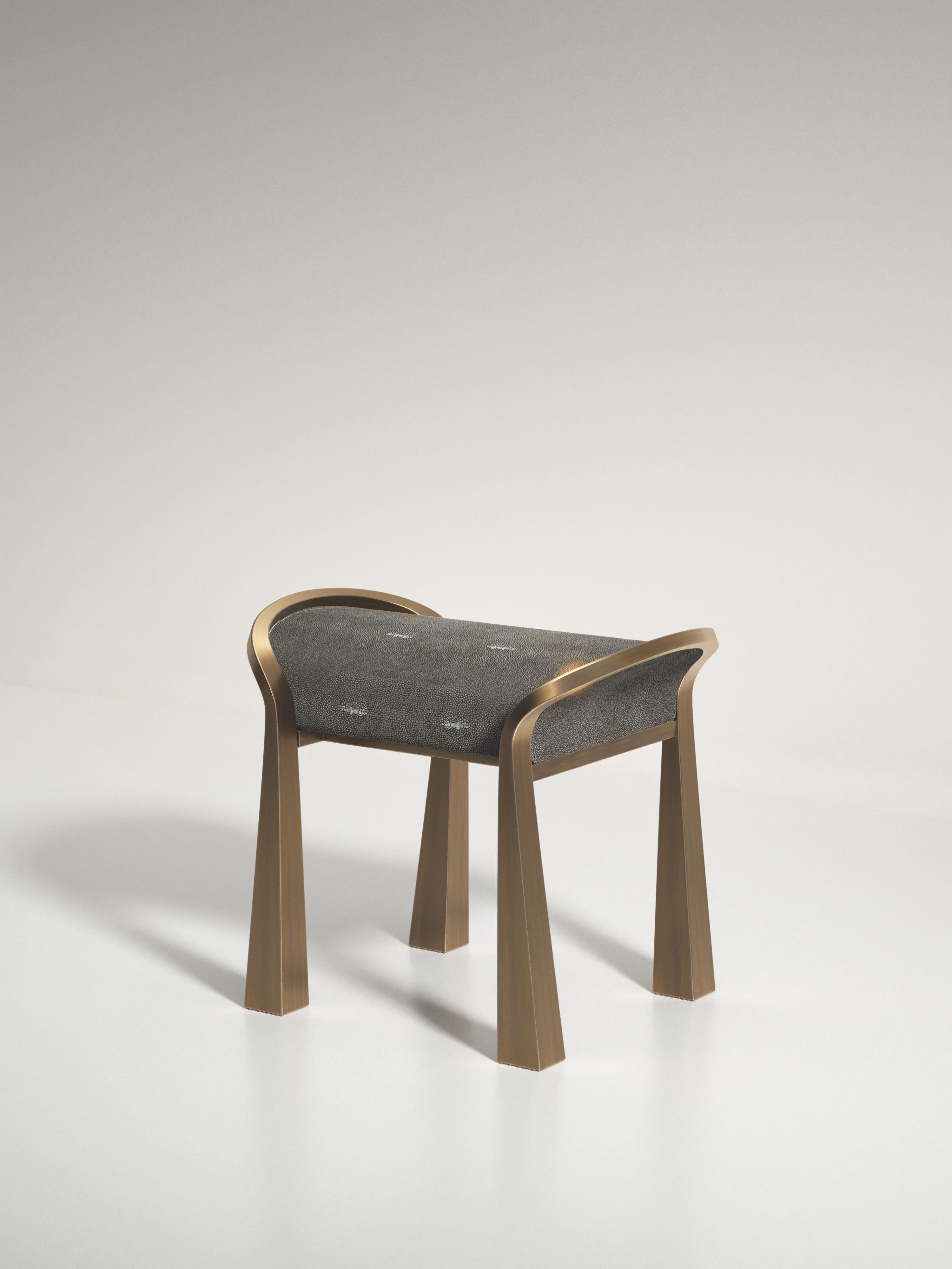 Coppia di sgabelli imbottiti in velluto con gambe scultoree in ottone di R & Y Augousti in vendita 5