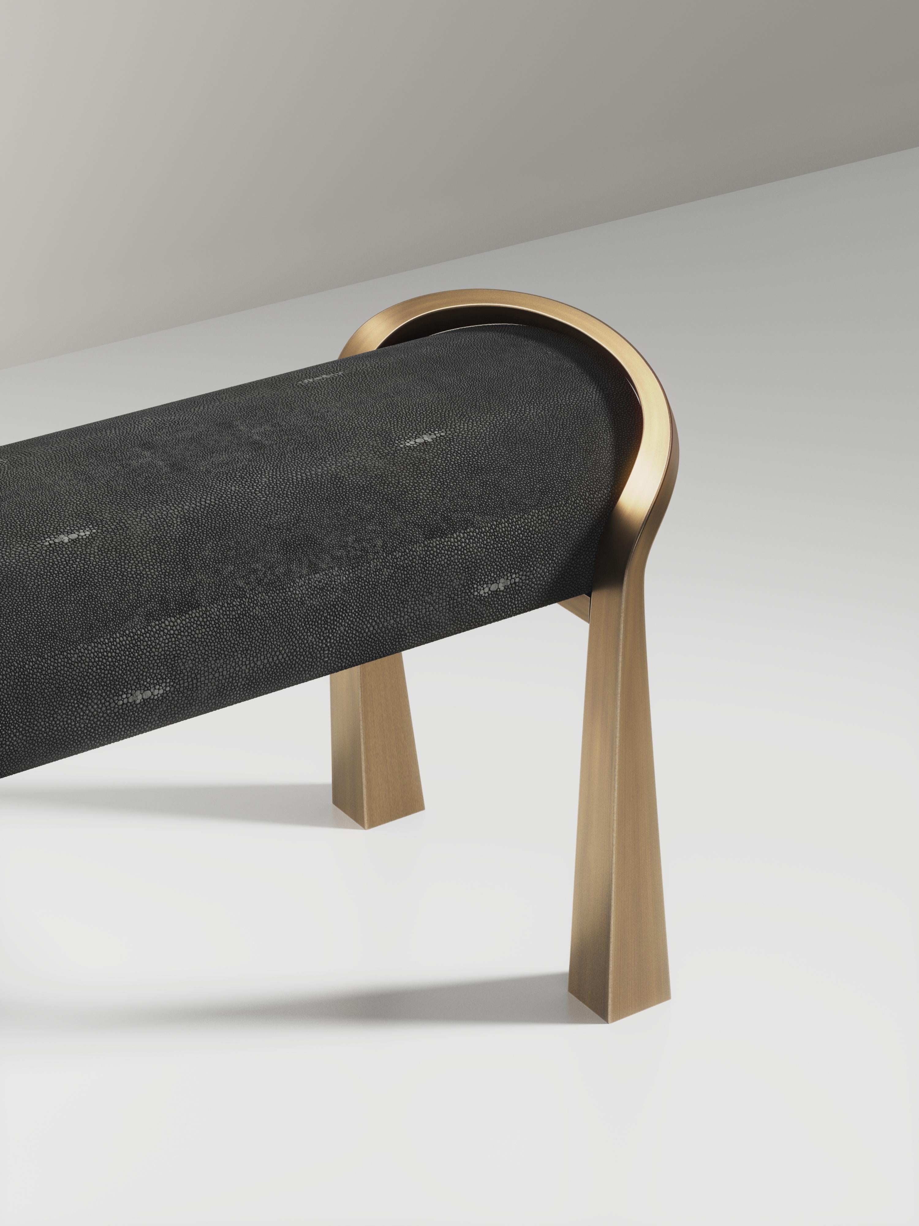 Coppia di sgabelli imbottiti in velluto con gambe scultoree in ottone di R & Y Augousti in vendita 1