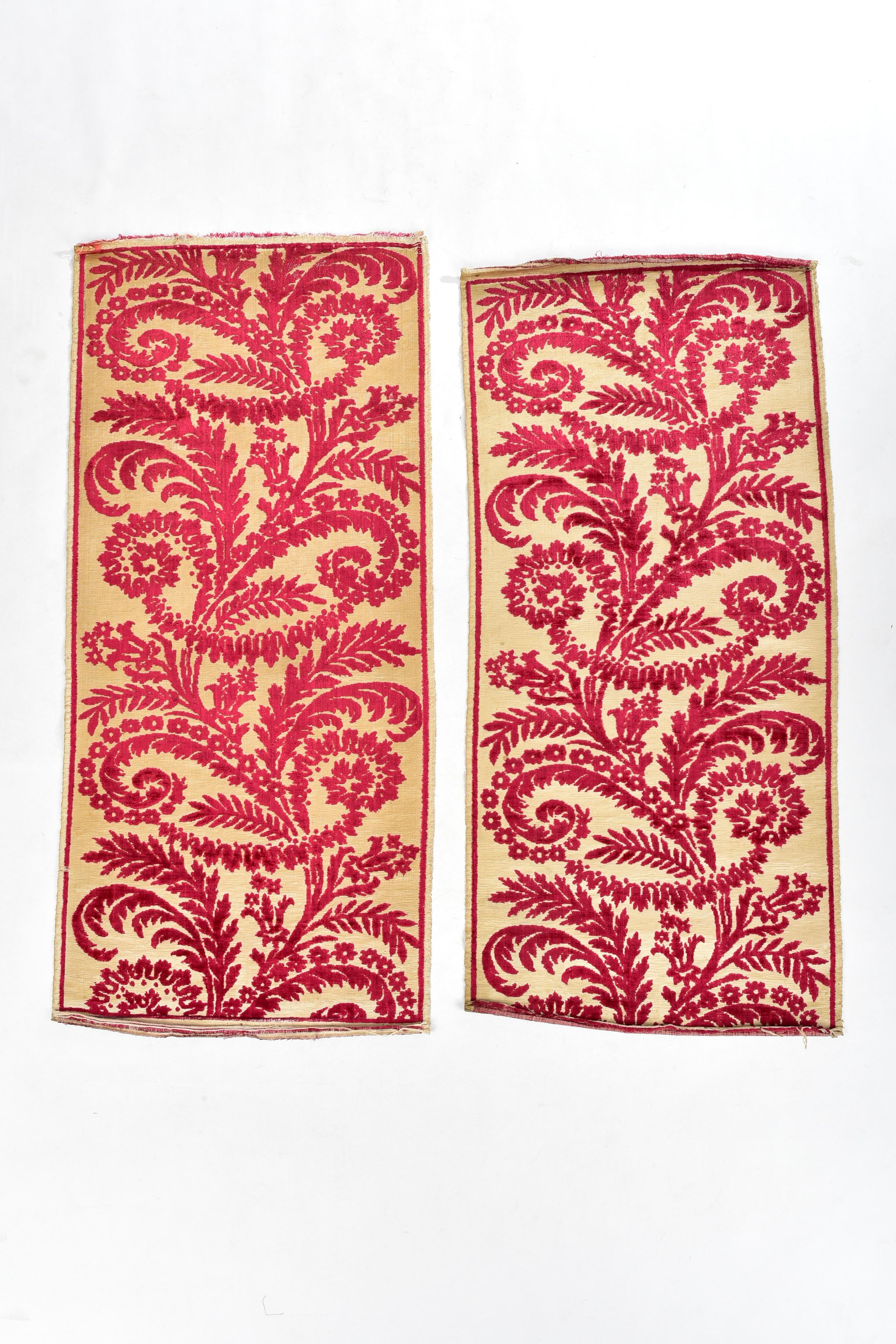 A Pair of Velvet Yastik Bursa Panels - Ottoman Empire Circa 1900 In Good Condition For Sale In Toulon, FR