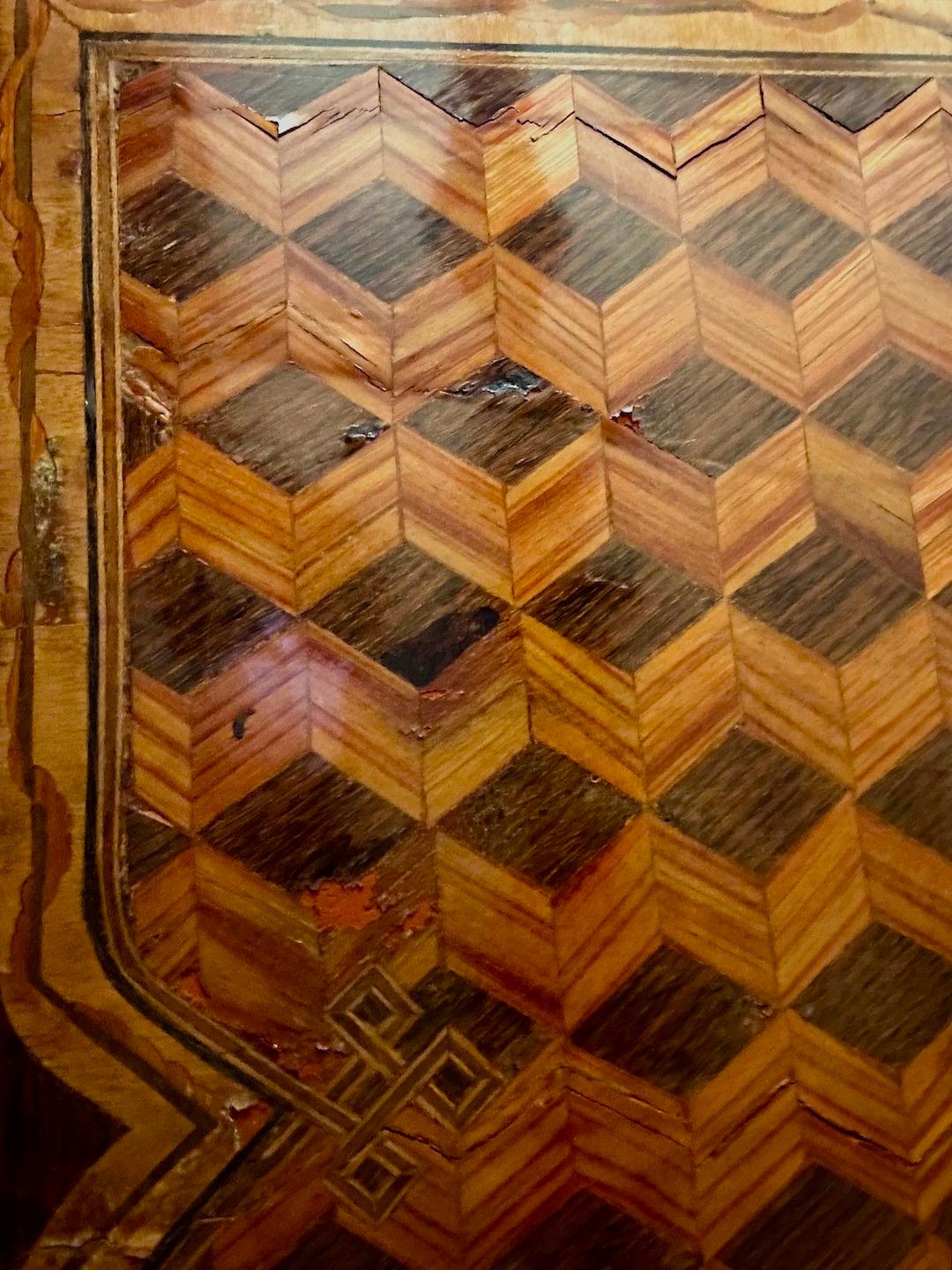 Coppia di commodes in tarsia impiallacciata con piani in marmo in vendita 5
