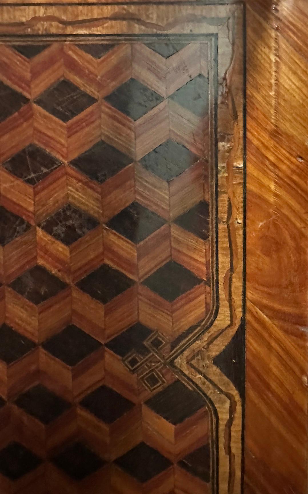 Coppia di commodes in tarsia impiallacciata con piani in marmo in vendita 6