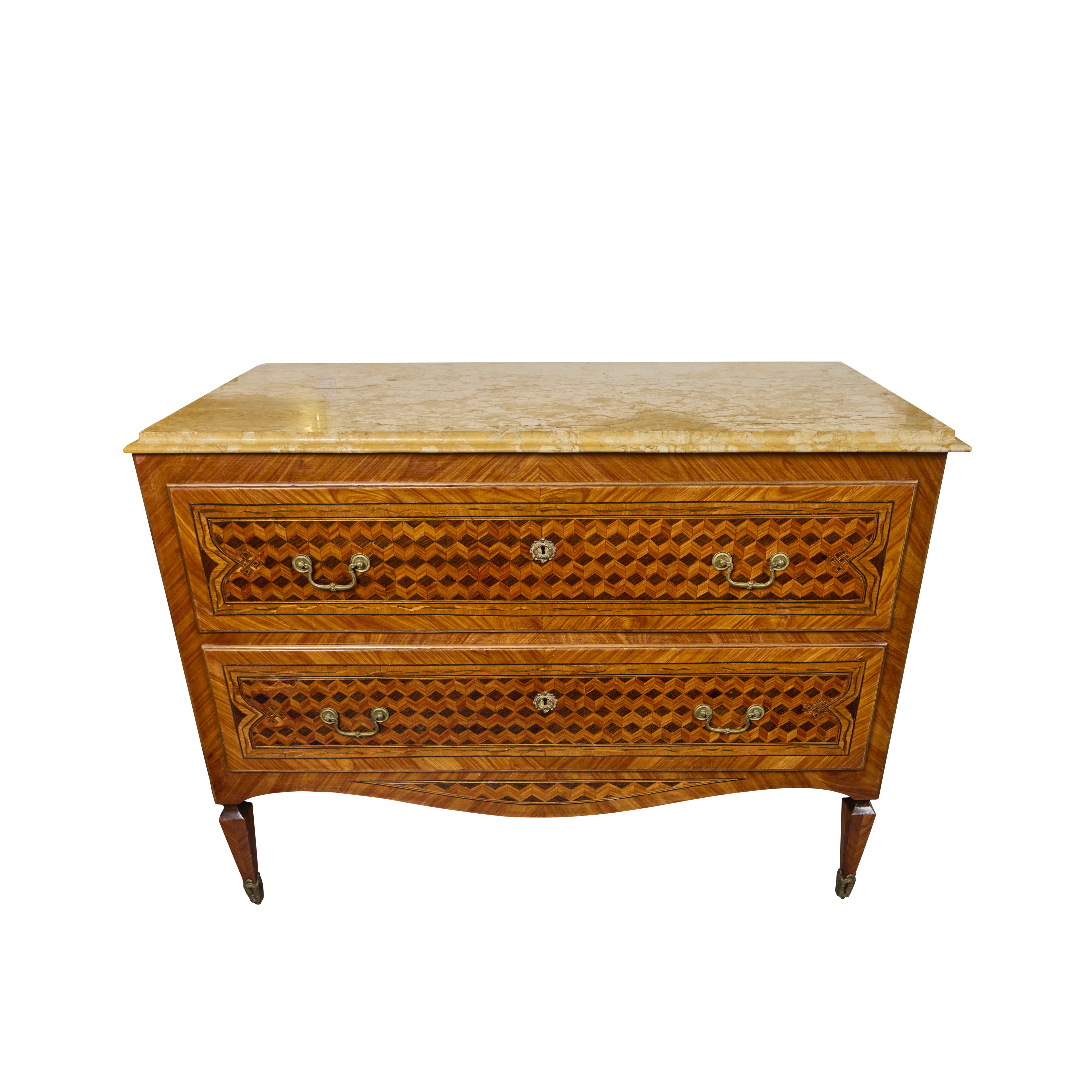 Una coppia di commodes impiallacciate, in legno di frutta e intarsiate in noce, con piani in marmo di Siena.  Montature in bronzo con tracce di doratura.