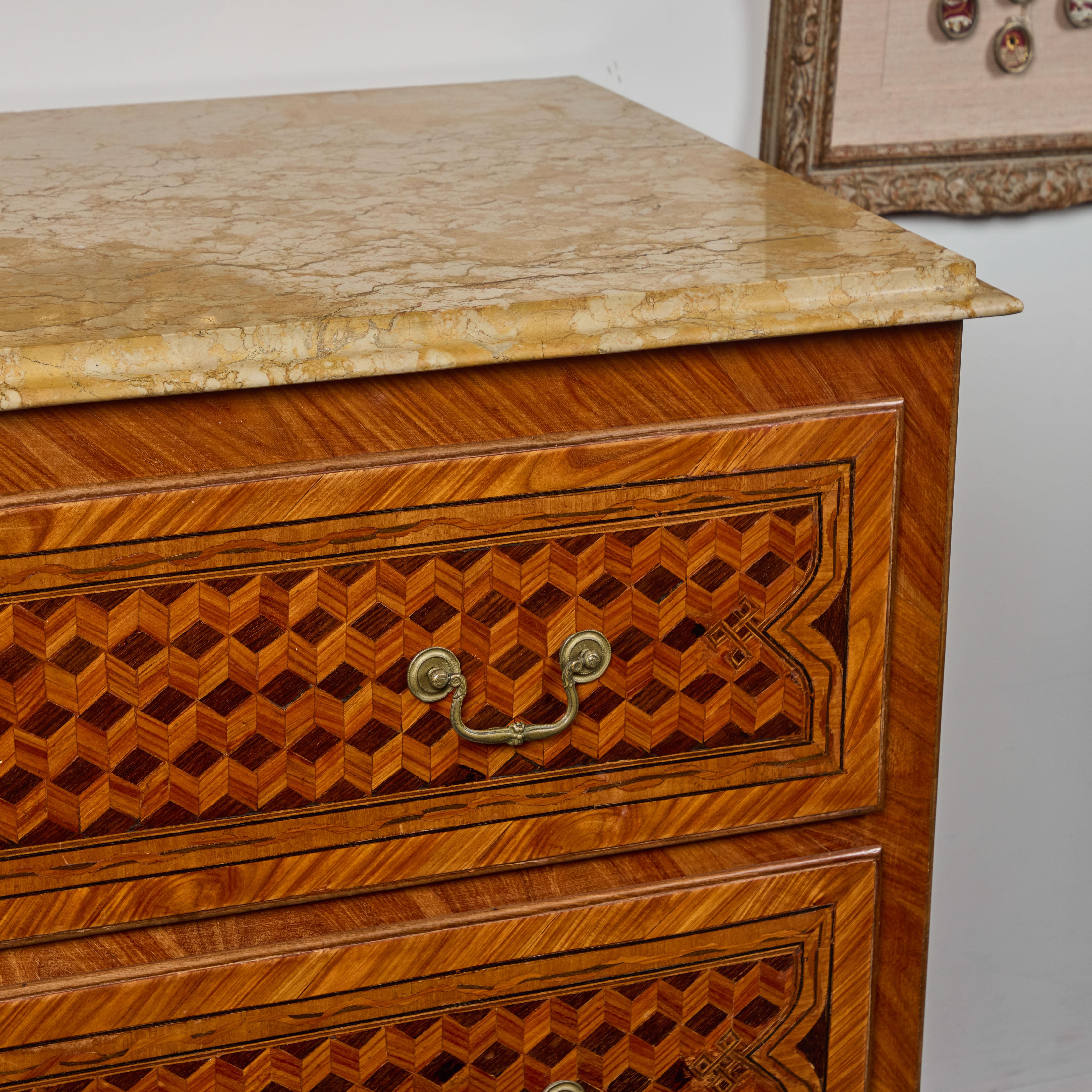 XIX secolo Coppia di commodes in tarsia impiallacciata con piani in marmo in vendita