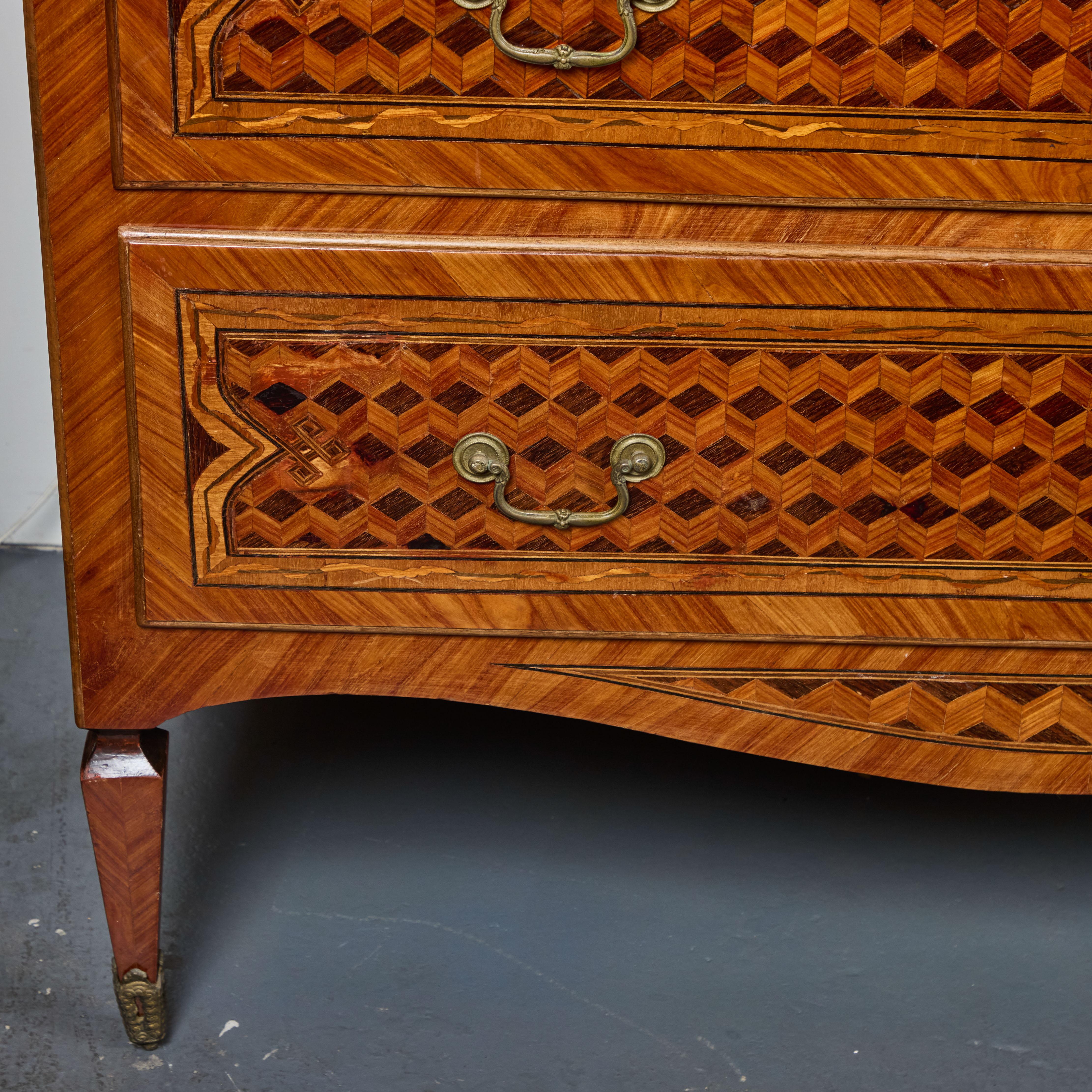 Bronzo Coppia di commodes in tarsia impiallacciata con piani in marmo in vendita