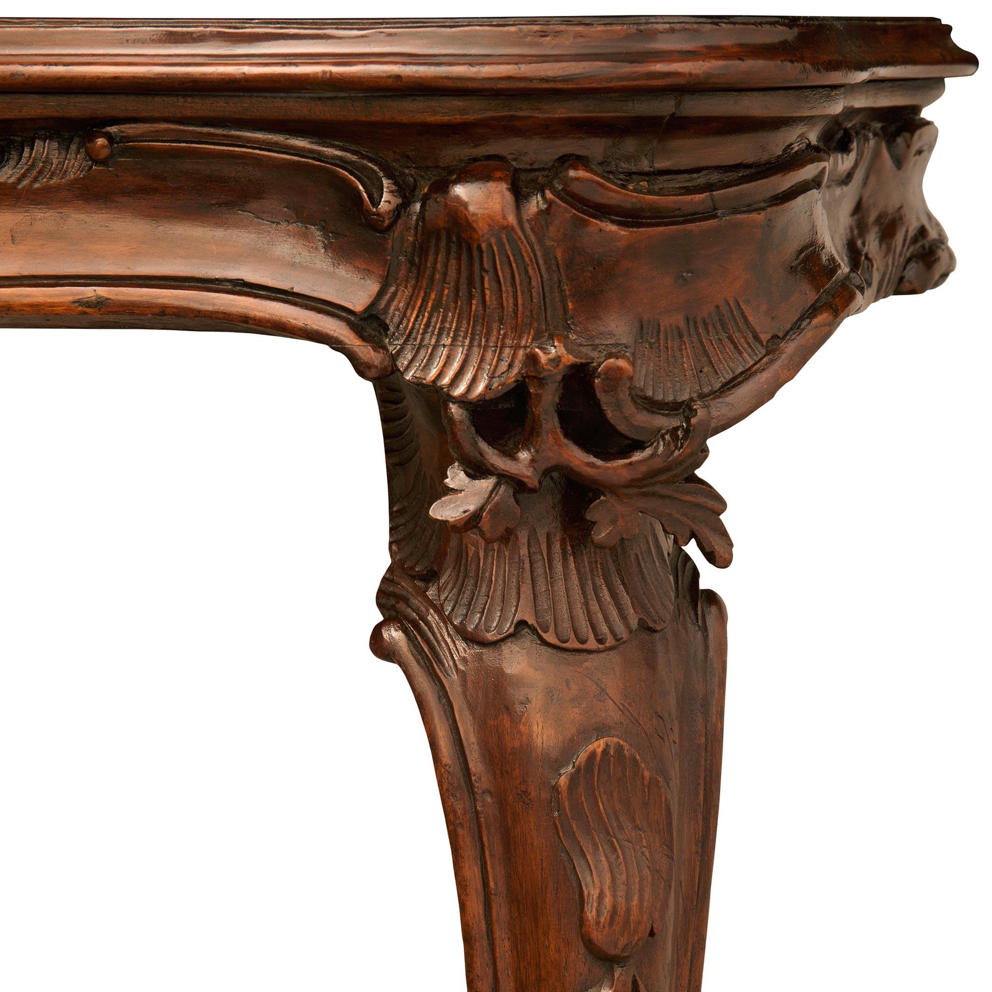 Paar venezianische Konsolen aus Nussbaum im Stil Louis XV des 19. im Zustand „Gut“ im Angebot in West Palm Beach, FL