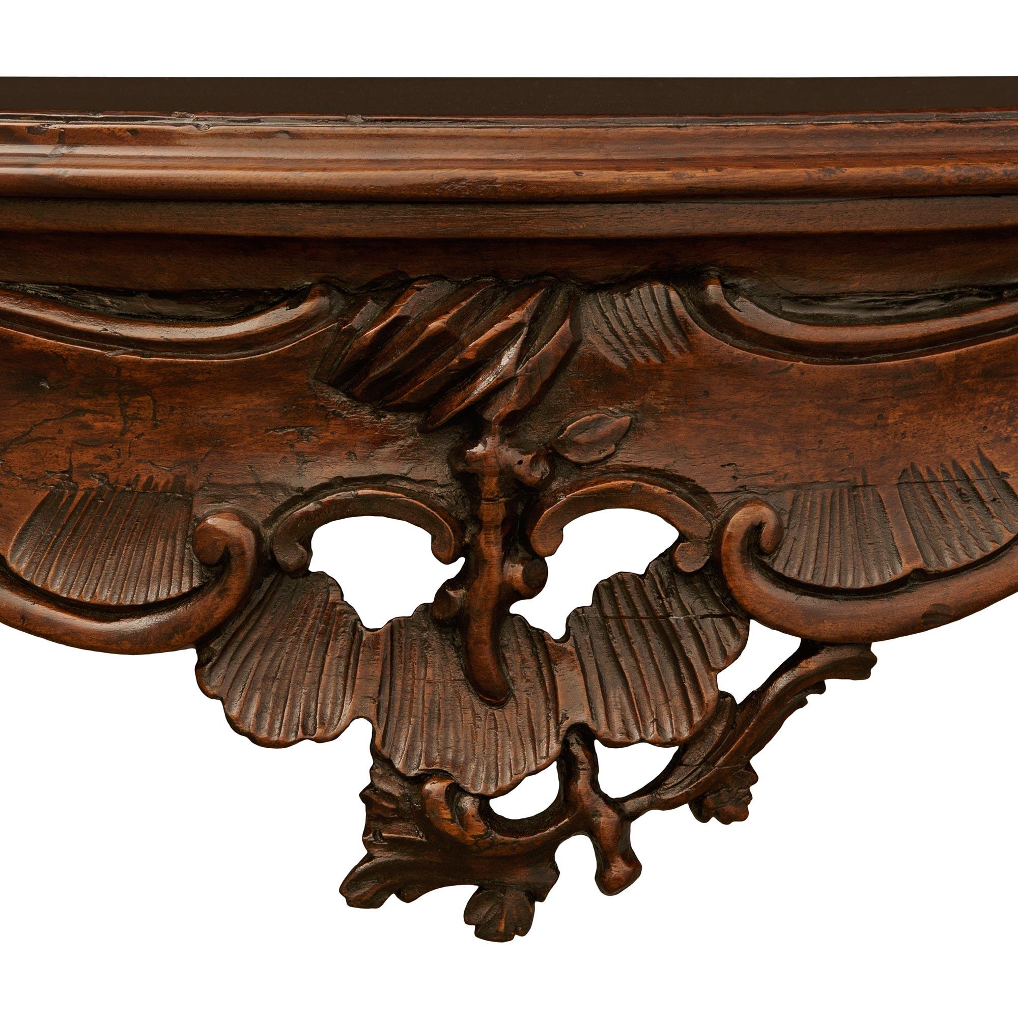 Paar venezianische Konsolen aus Nussbaum im Stil Louis XV des 19. (19. Jahrhundert) im Angebot
