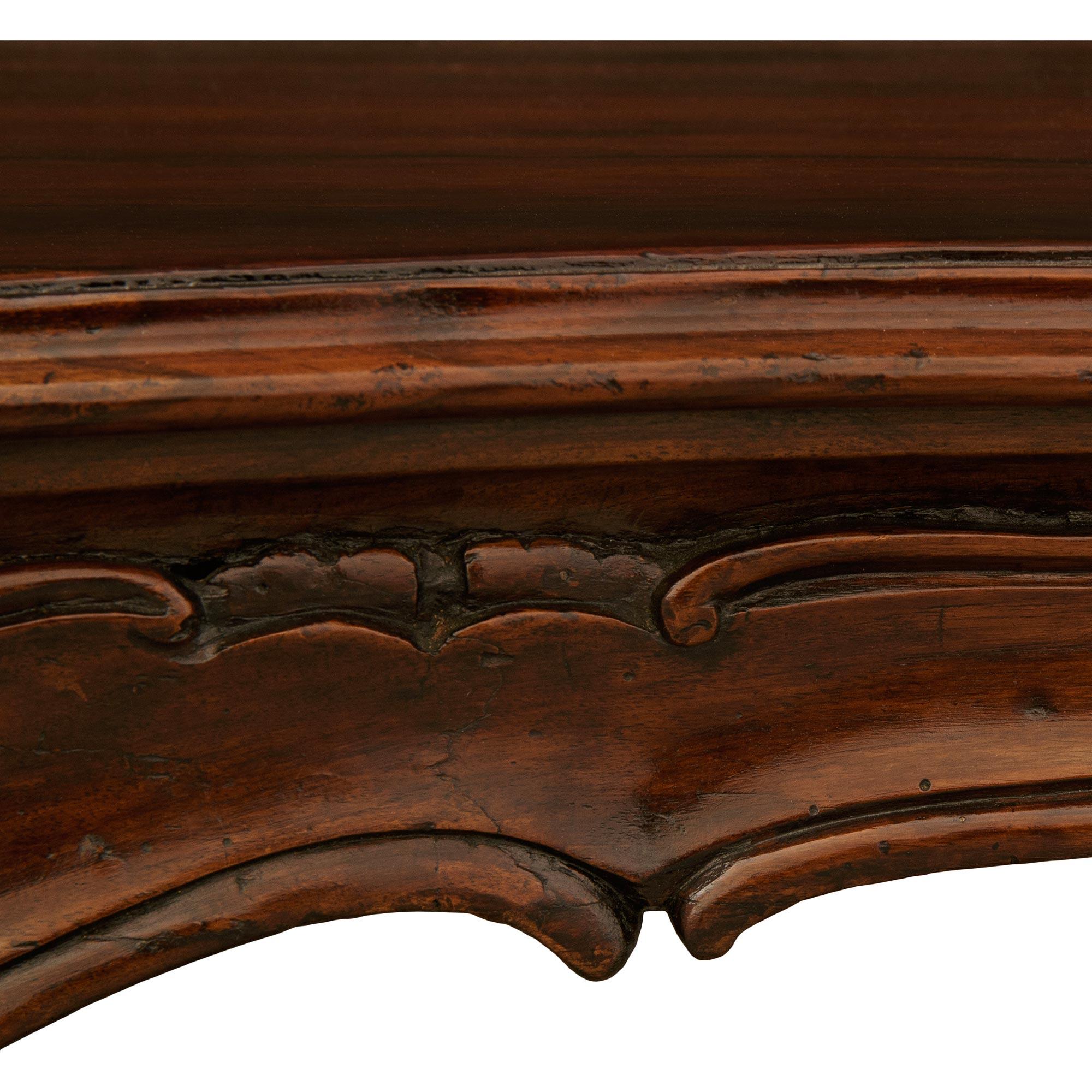 Paar venezianische Konsolen aus Nussbaum im Stil Louis XV des 19. (Walnuss) im Angebot