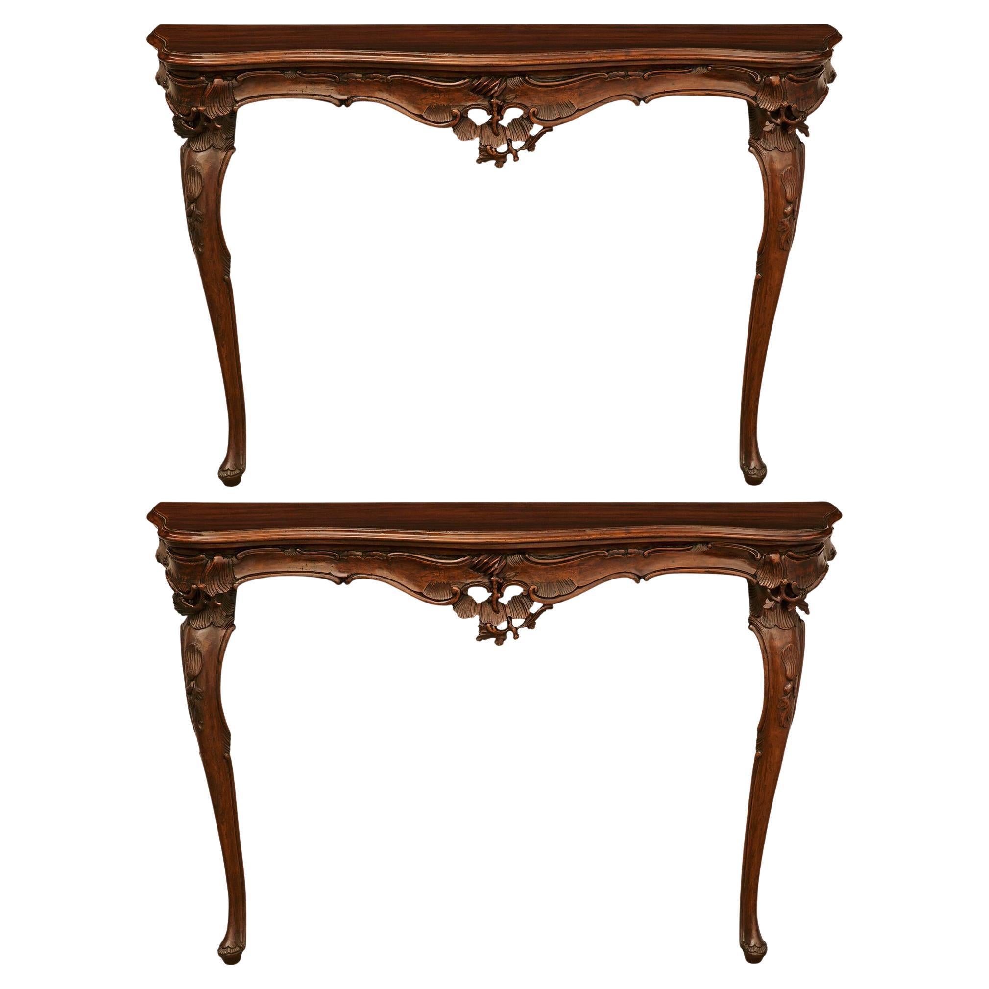 Paar venezianische Konsolen aus Nussbaum im Stil Louis XV des 19. im Angebot