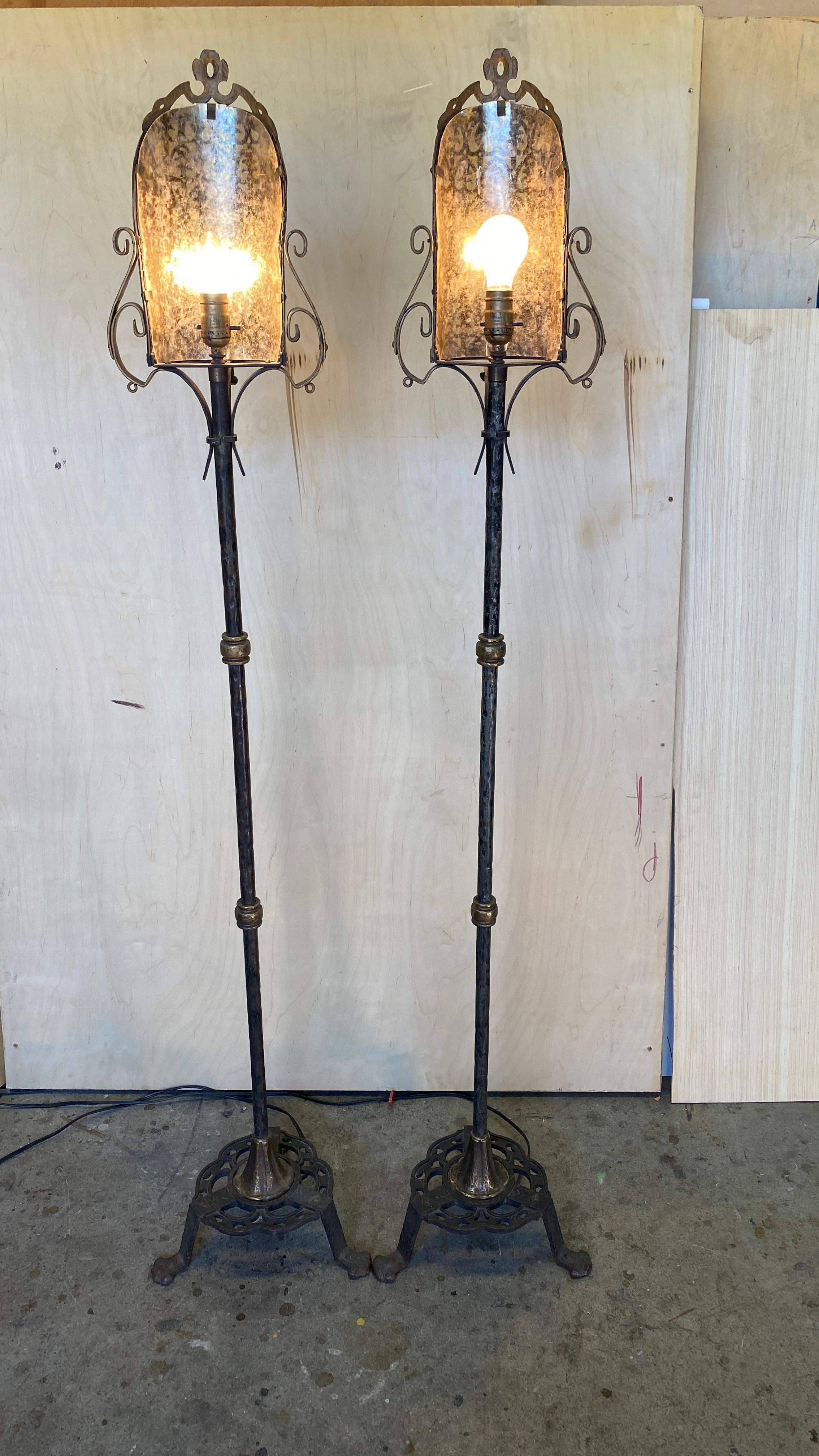 Una bella coppia di torce elettriche veneziane italiane del XIX secolo. Ferro battuto a mano, con doratura in bronzo e oro e finitura annerita. La tonalità è una mica perlata  incassato in metallo, a forma di cappello cardinalizio con una rete di