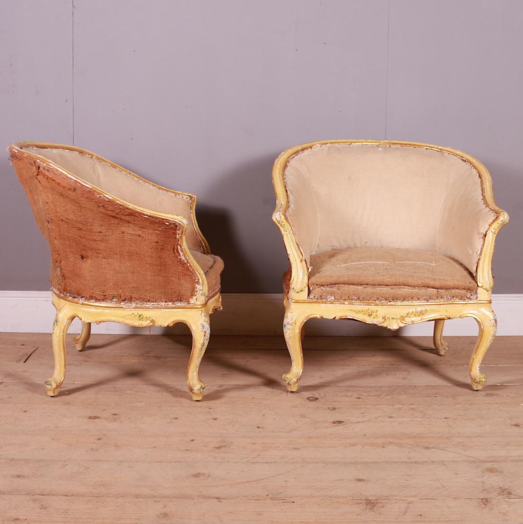 Paar handbemalte venezianische Sessel und Hocker aus dem 19. Jh. mit durchscheinenden Spuren der Originalfarbe. 1880.

Abmessungen des Hockers: 20.5 
