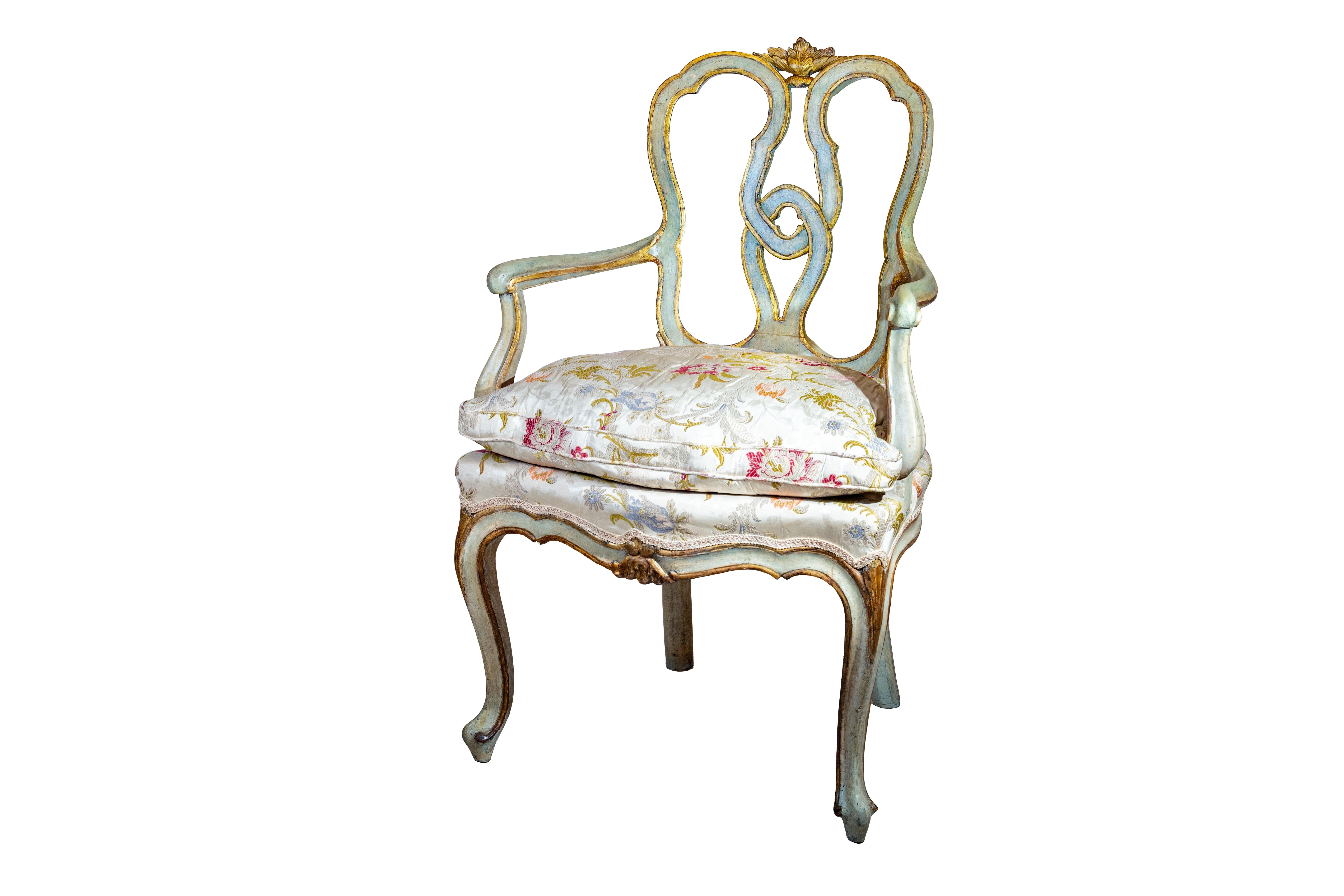 Cette paire raffinée et importante de fauteuils laqués a été fabriquée vers le milieu du XVIIIe siècle à Venise, en Italie. Ils sont réalisés en bois sculpté, laqué et doré et reflètent les règles stylistiques typiques du Louis XV vénitien.
Les
