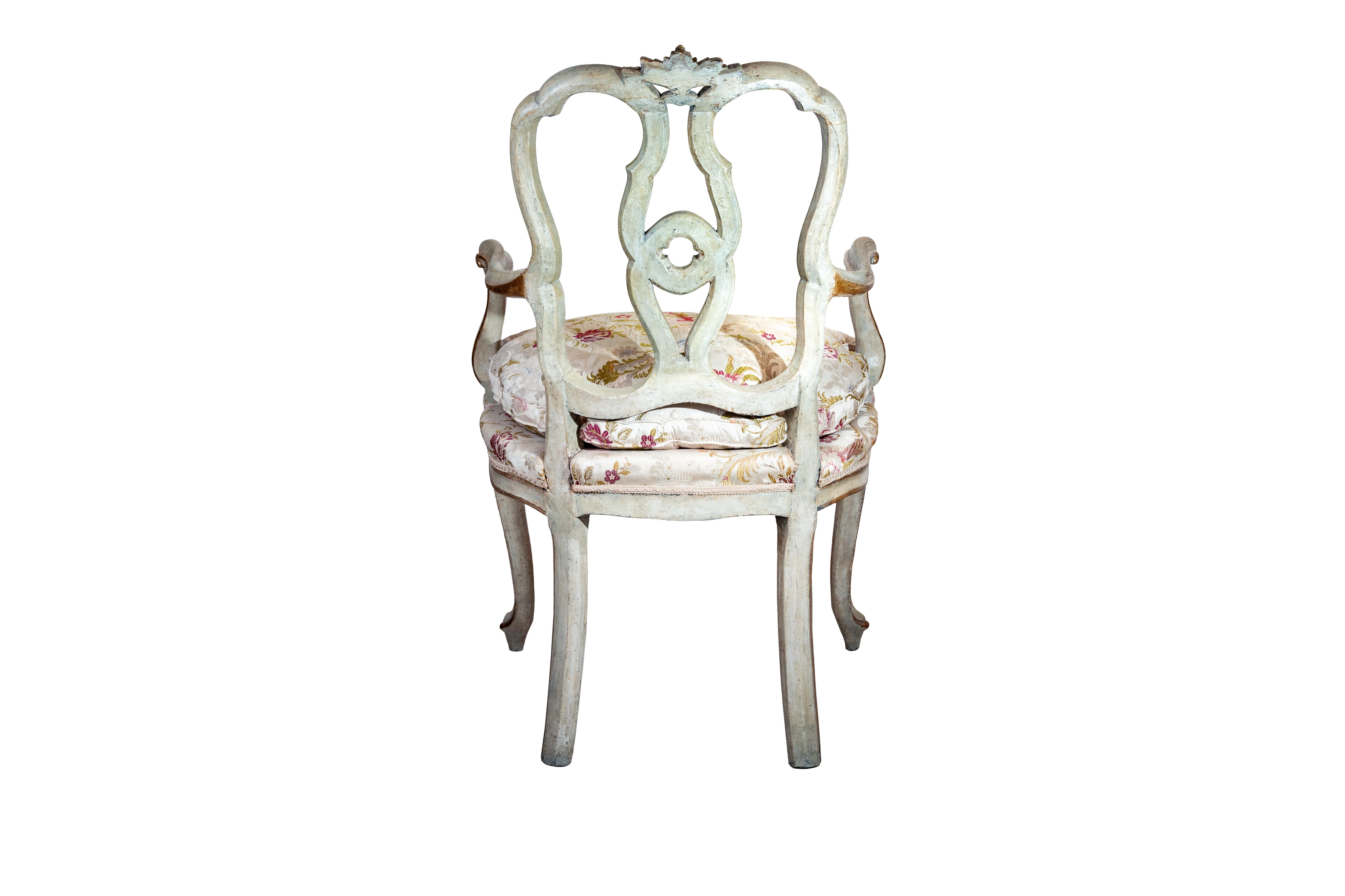 italien Paire de fauteuils vénitiens en bois laqué et doré, 18ème siècle en vente
