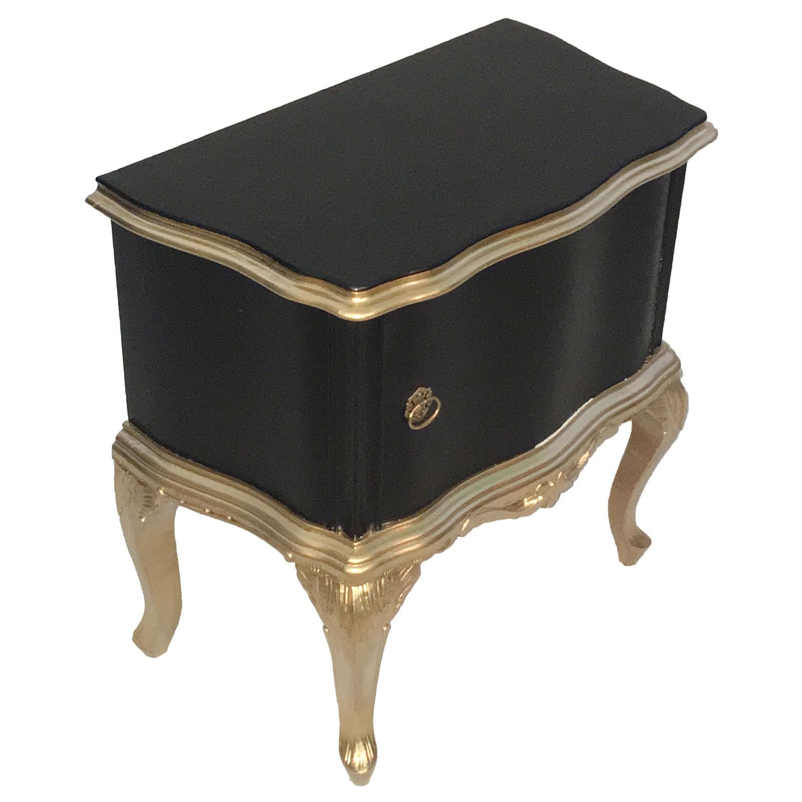 Pair of early 20th century Venetian Baroque nighstands in massive gilt hand-carved walnut, black laquered. Gilt bronze handle. Restored and polished to wax.

Measure cm: H 64 x W 63 x D 37.