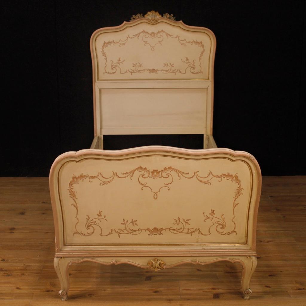 Pair of Venetian beds from 20th century. Furniture in richly carved and painted wood with floral decorations of great pleasure. Single beds that can accommodate an internal structure from the maximum measures of W 83 x D 199 cm each. They show small