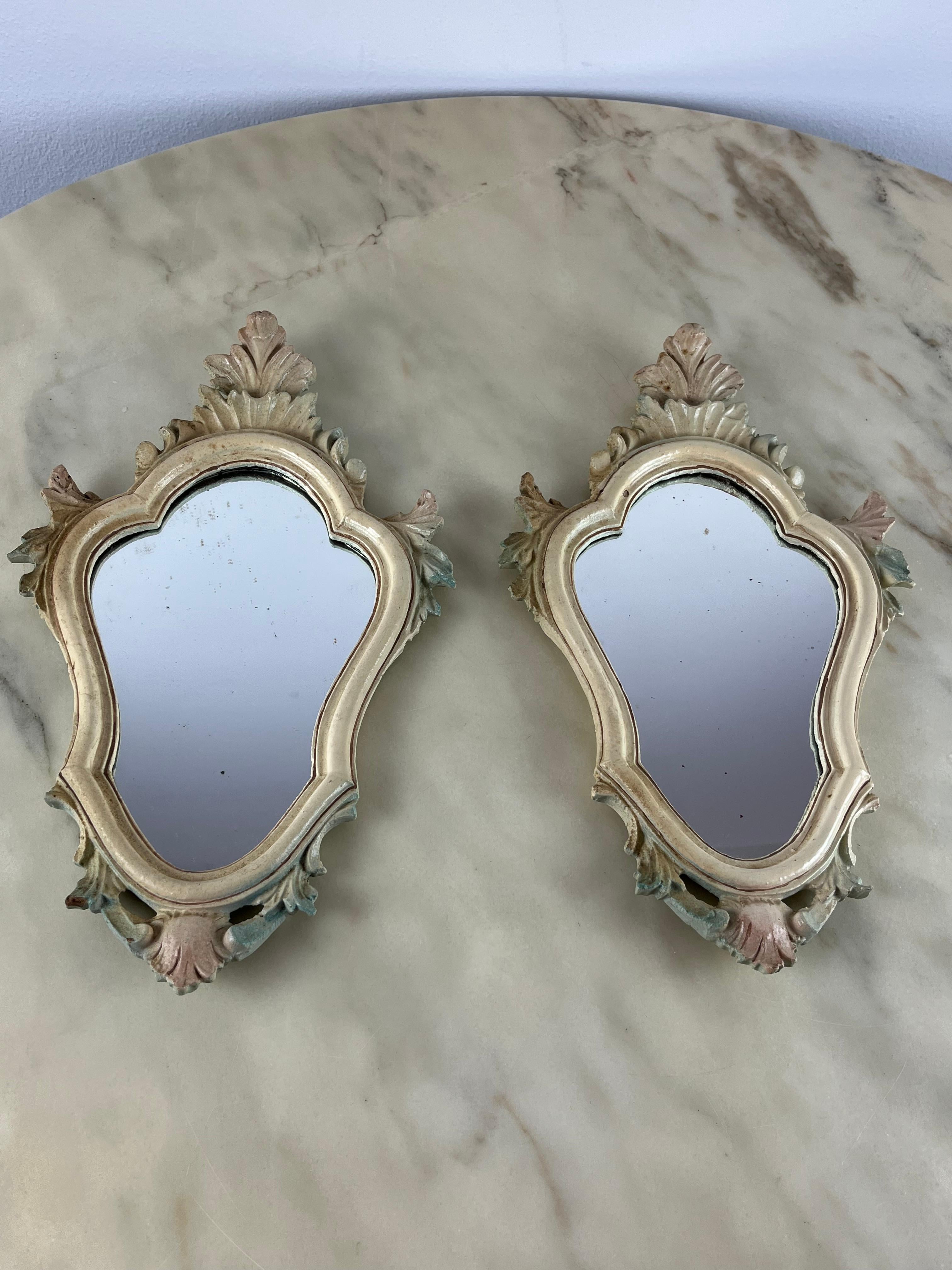 Paire de miroirs de chevet vénitiens, Italie, années 1960.
Elles appartenaient à mes grands-parents qui les avaient placées sur les tables de chevet de leur chambre à coucher de style vénitien (baroque). Production italienne des années 60. Les