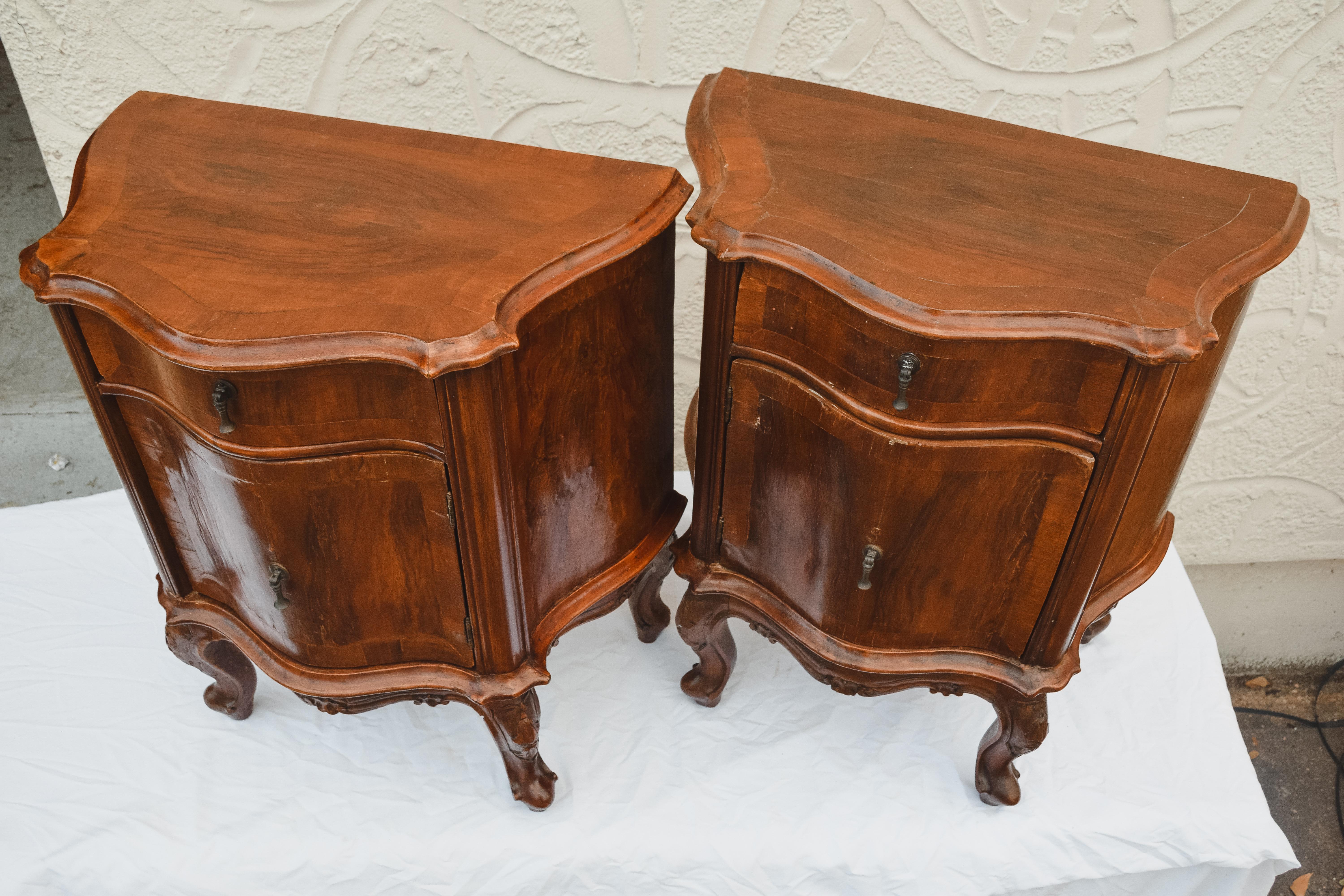 20th Century Pair of Venetian Bedside Tables For Sale