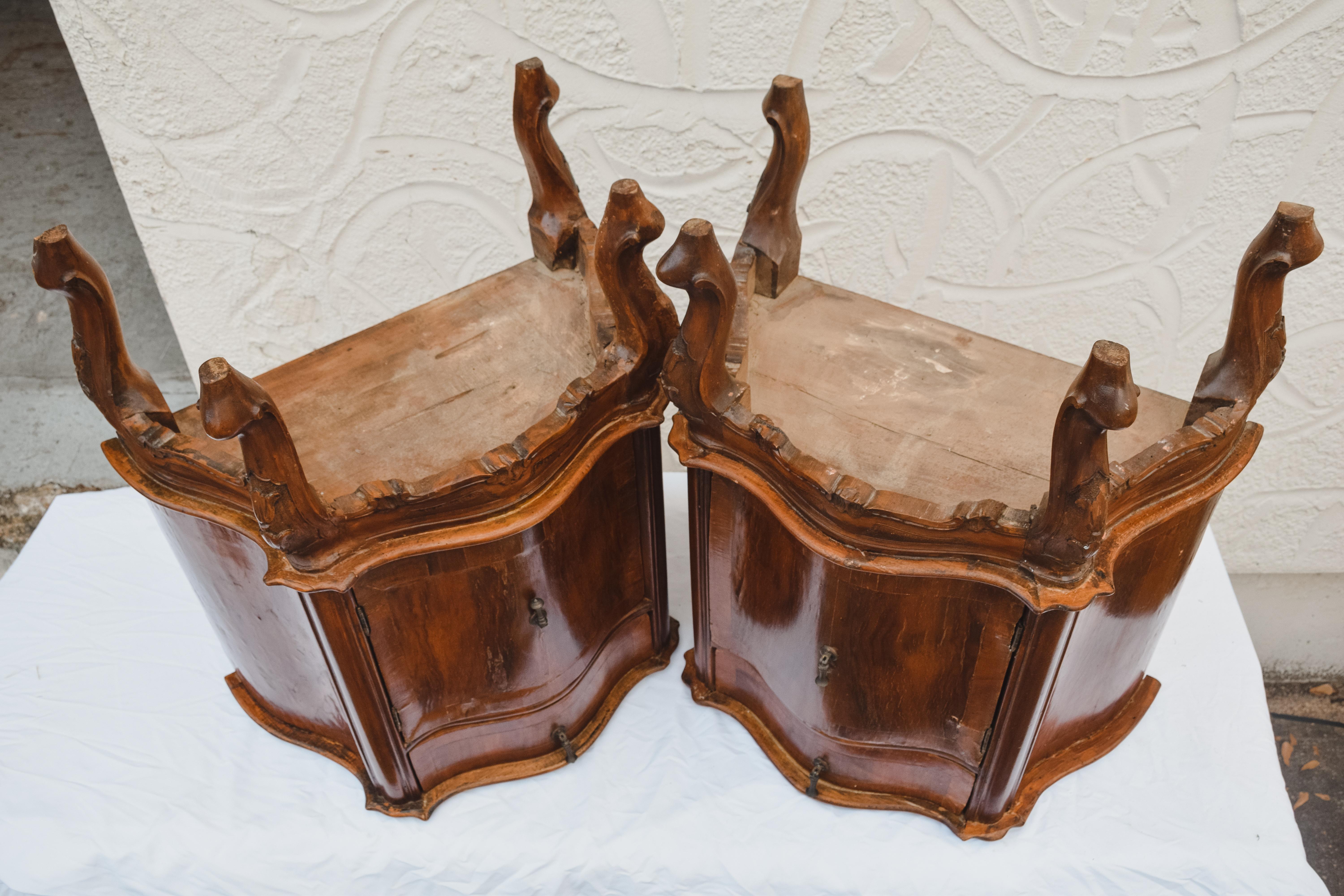 Wood Pair of Venetian Bedside Tables For Sale