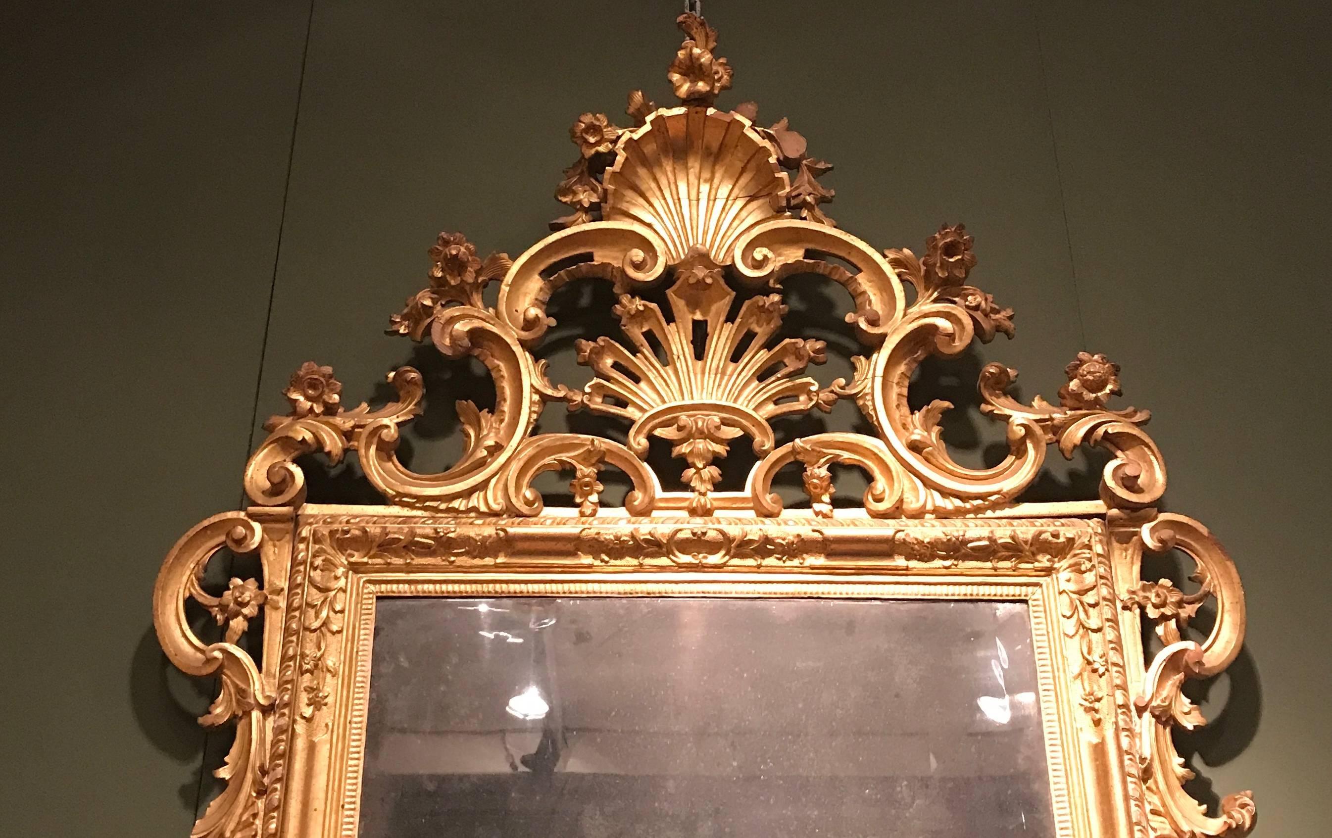 Paar venezianische geschnitzte und vergoldete Spiegel aus Holz, Italien, um 1750 im Angebot 1