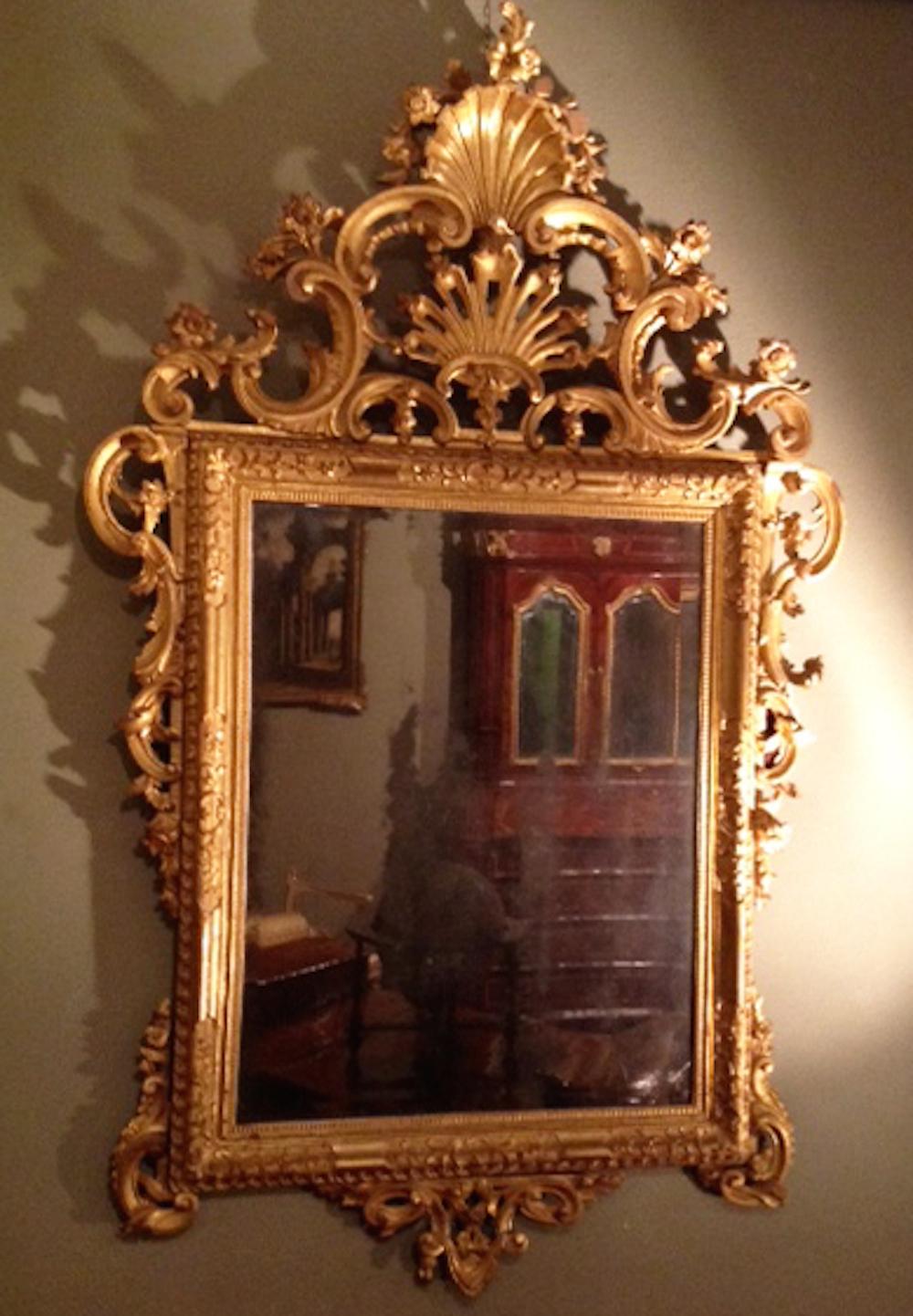 Paar venezianische geschnitzte und vergoldete Spiegel aus Holz, Italien, um 1750 im Angebot 3