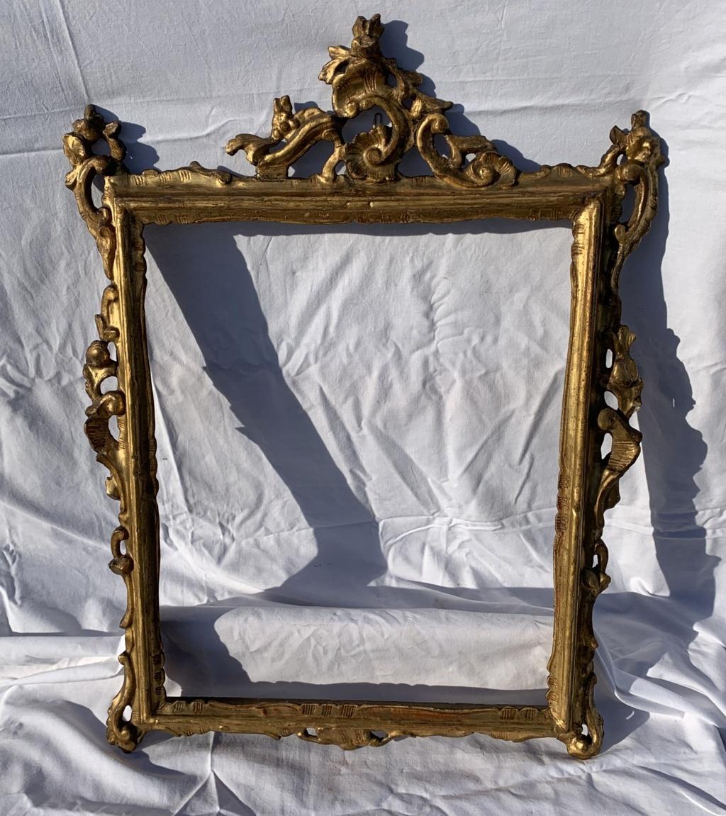 Entirely in carved, perforated and gilded wood with elegant vegetal curls. 

Condition report: Good state of conservation of the wooden part and of the gilding, subject to the use restorations in line with the age of the objects. The frames are