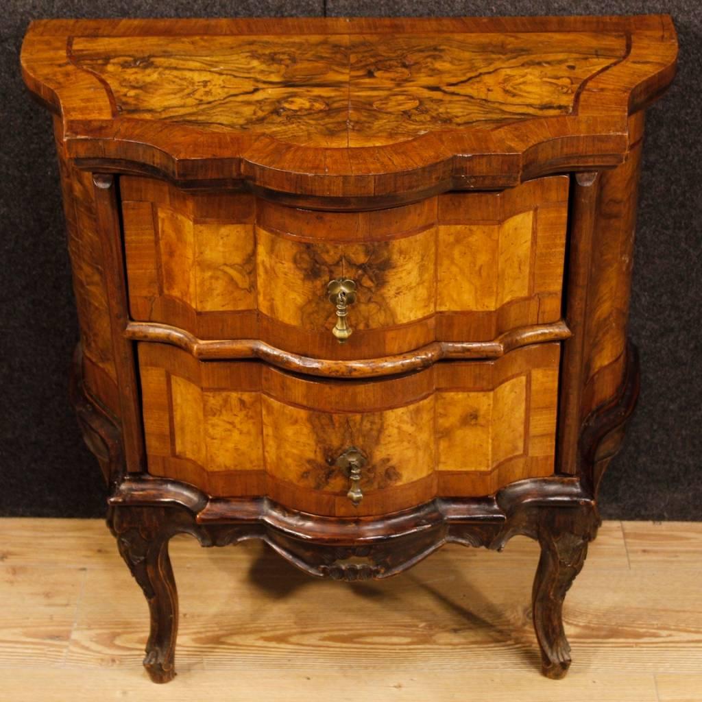 Pair of Venetian dressers from the first half of the 20th century. High quality furniture carved and veneered in walnut, burl and rosewood. Commodes with two drawers of good capacity, moved on the front and sides. Tops in character, also veneered,
