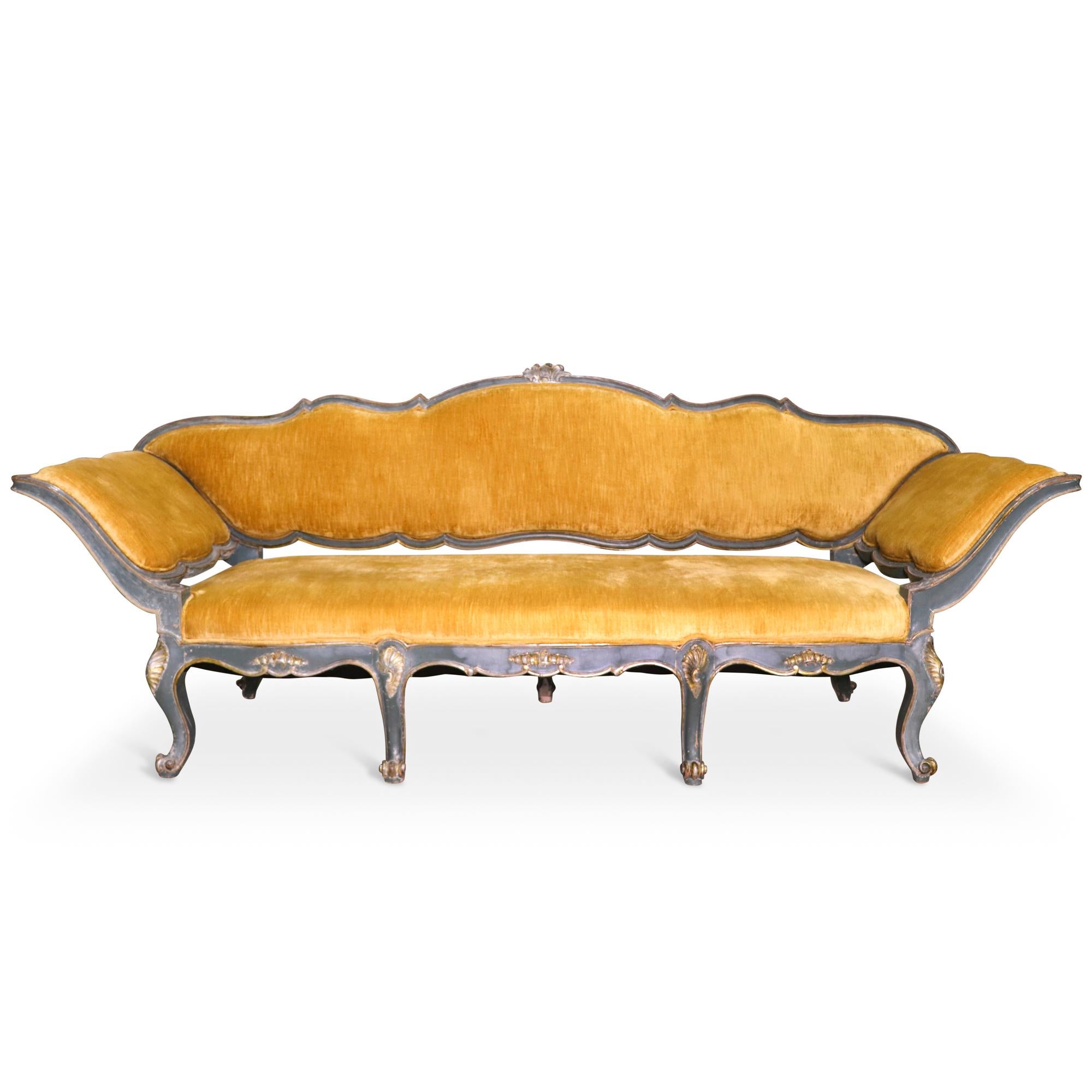 Ein Paar dreisitzige venezianische Canape-Sofas aus dem frühen 19. Jahrhundert, die gemeinhin auch als Fächersofas bezeichnet werden. Die Gestelle sind aus Holz geschnitzt, mit serpentinenförmig gepolsterten Rückenlehnen und Sitzen, die in einem