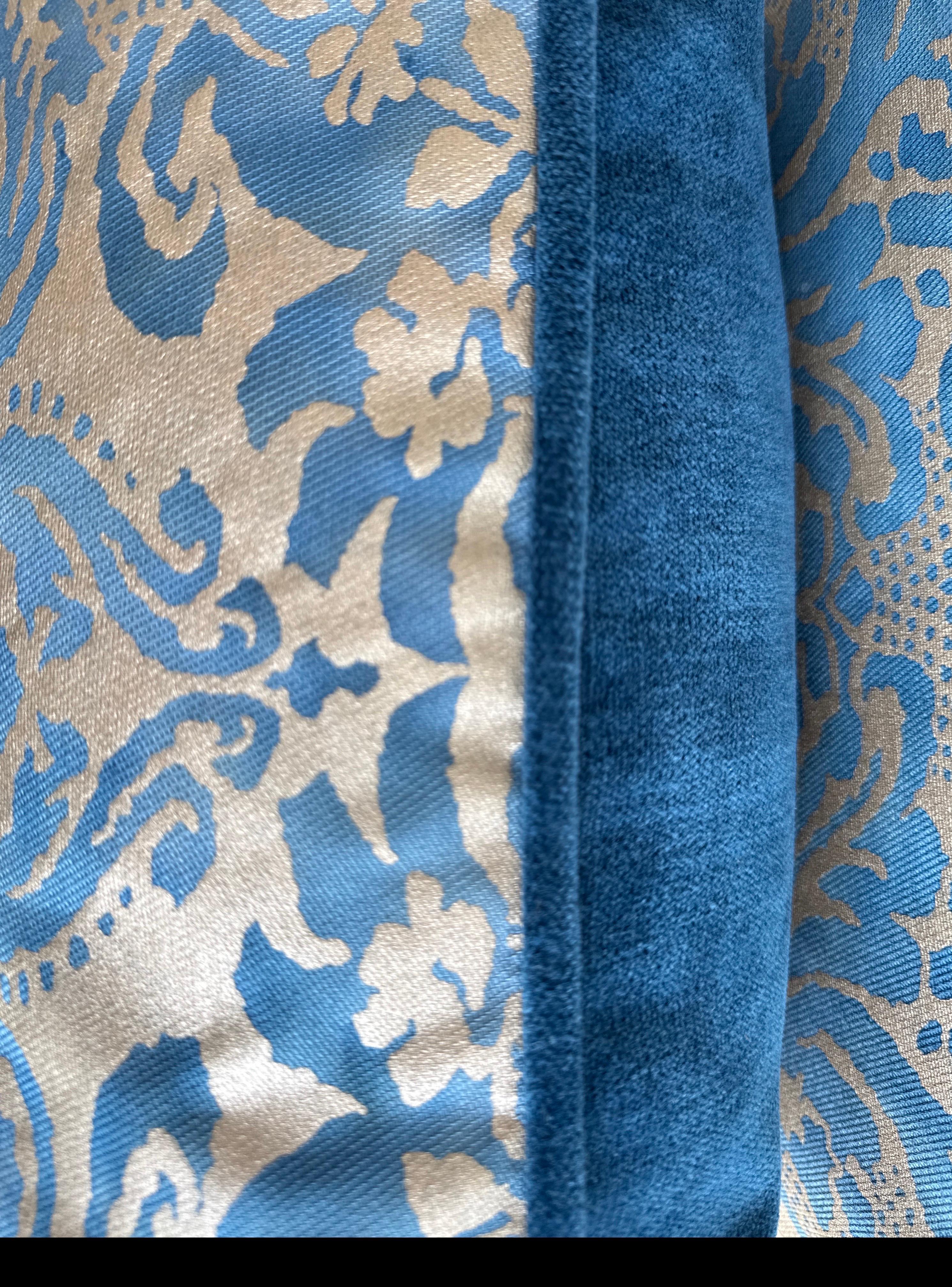 Coppia di cuscini veneziani in tessuto Fortuny In condizioni ottime in vendita a Los Angeles, CA