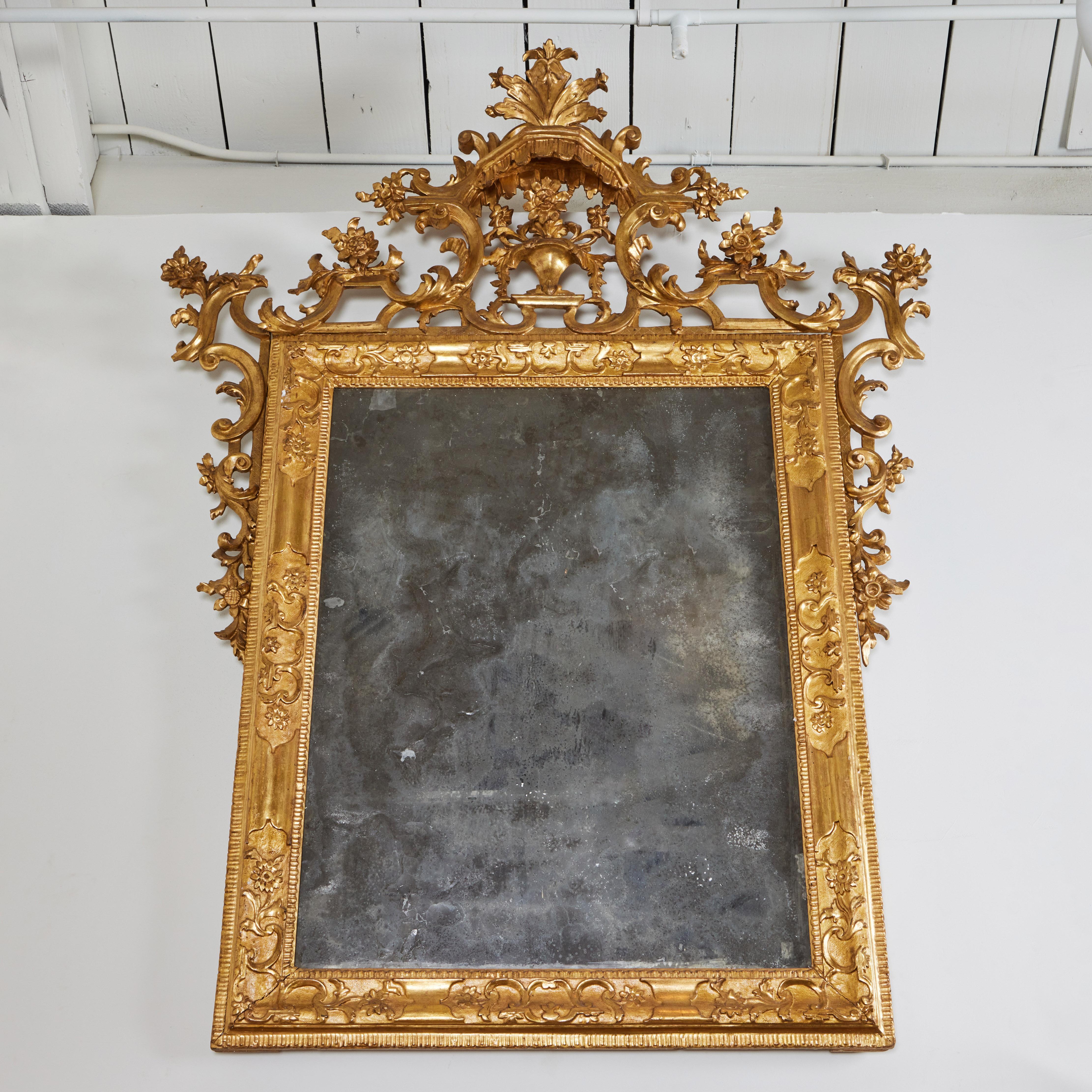 Paire de miroirs vénitiens sculptés à la main et dorés, de style Chinoiserie, présentant chacun une pagode et un motif floral.  Tout est d'origine, y compris le miroir qui présente des taches d'âge et une perte d'argenture sur les plaques.