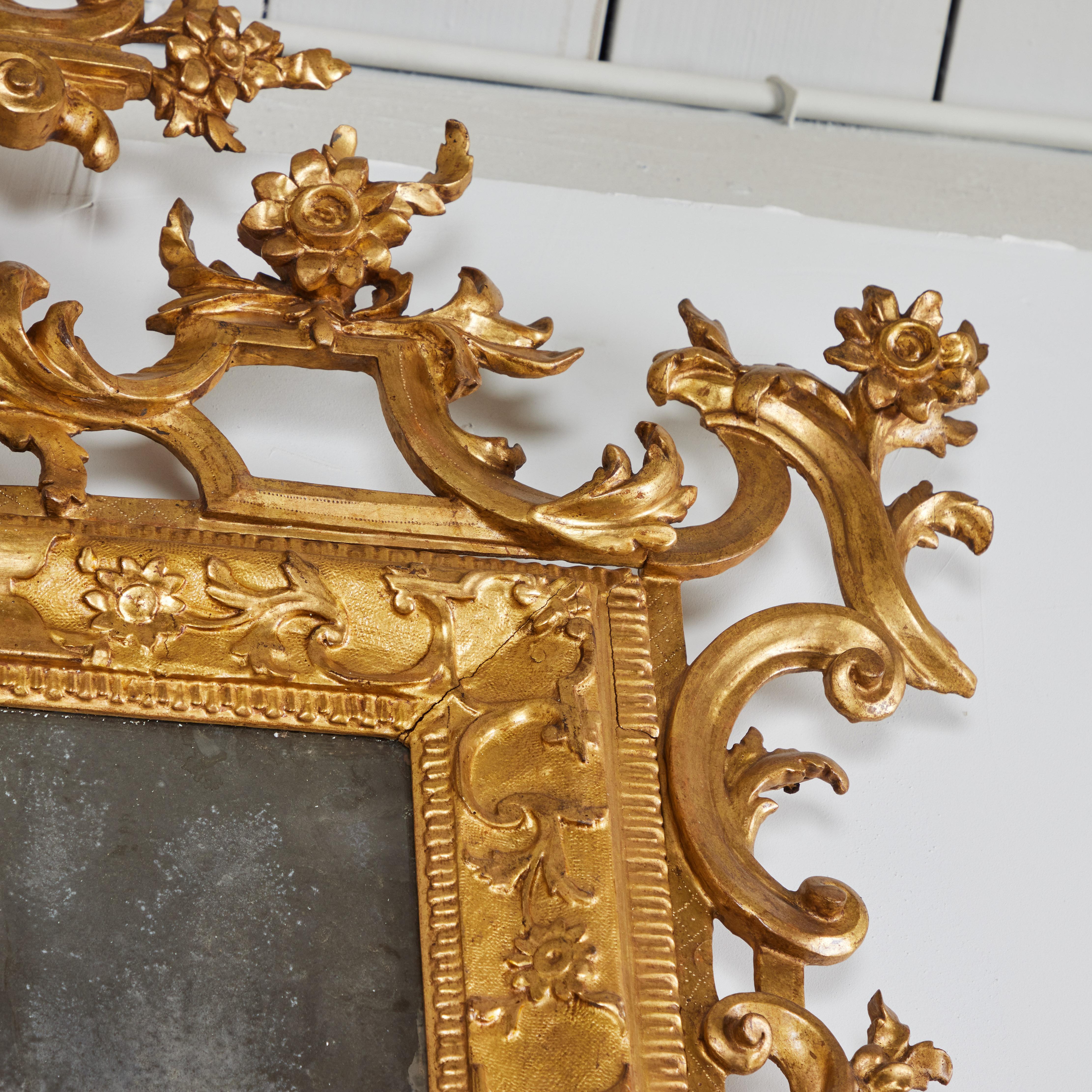 Fin du XVIIIe siècle Paire de Mirros vénitiens dorés de style Chinoiserie en vente