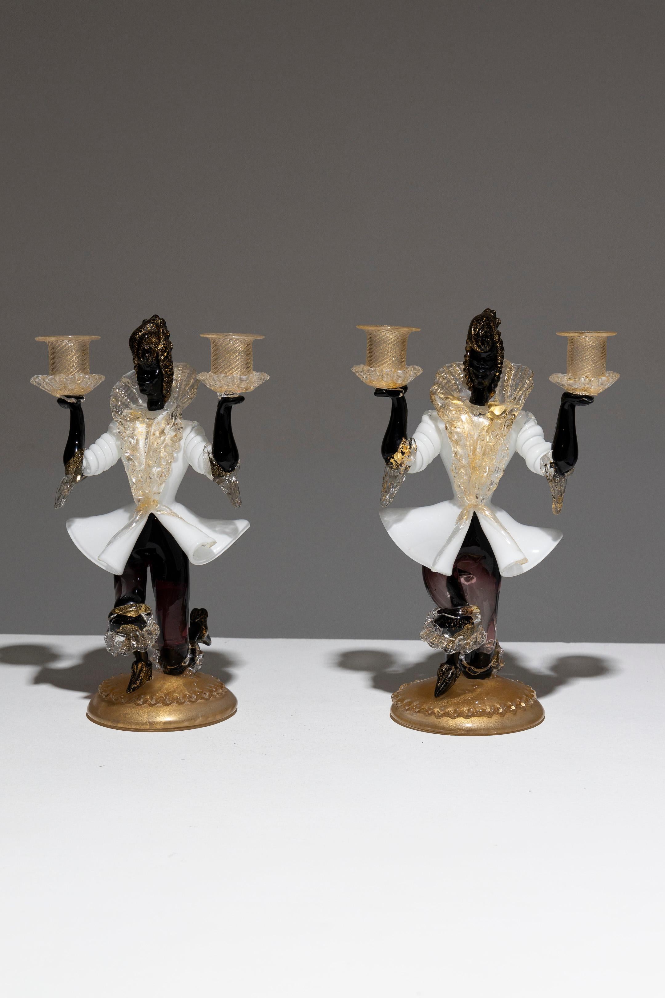 Paire de lustres vénitiens en verre de Murano par Salviati & Co, années 1950. Whiting : verre clair et améthyste avec overlay blanc, saupoudré d'or, fabriqué en sections séparées et fusionné à chaud. Les détails en verre noir moulé comprennent la