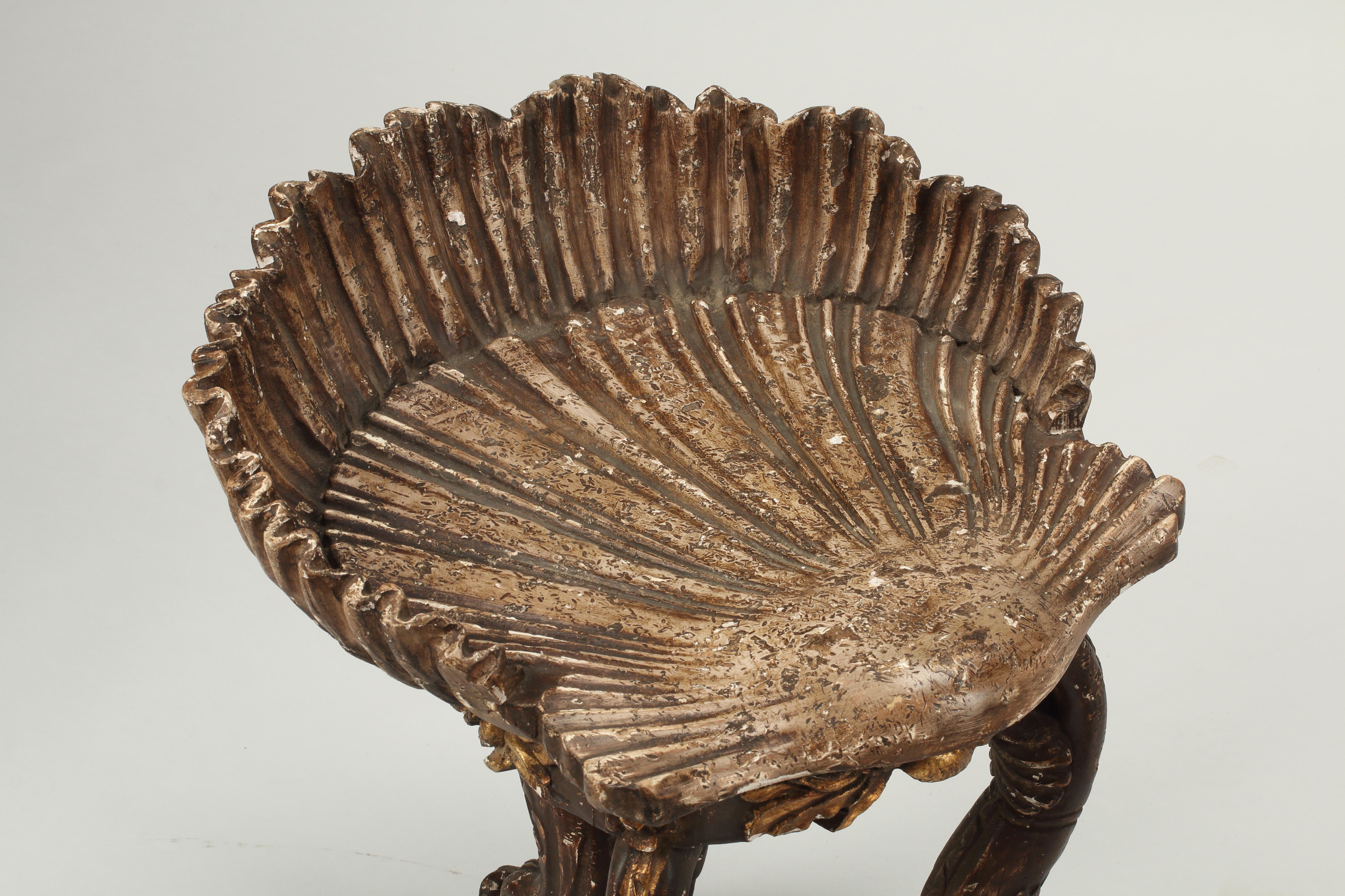 Paire de sièges en bois doré de la Grotte vénitienne, très décoratifs. Motif de coquillage ouvert sculpté reposant sur une base tripode sculptée avec des pieds en forme de dragon de mer. Accents de bois doré et peinture à la manière des meubles de