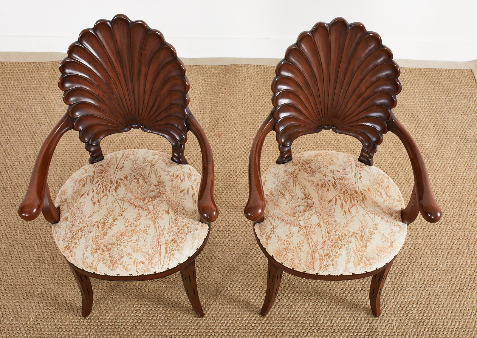 Laiton Paire de fauteuils de salle à manger de style grotte vénitien à dossier en coquillage en noyer en vente